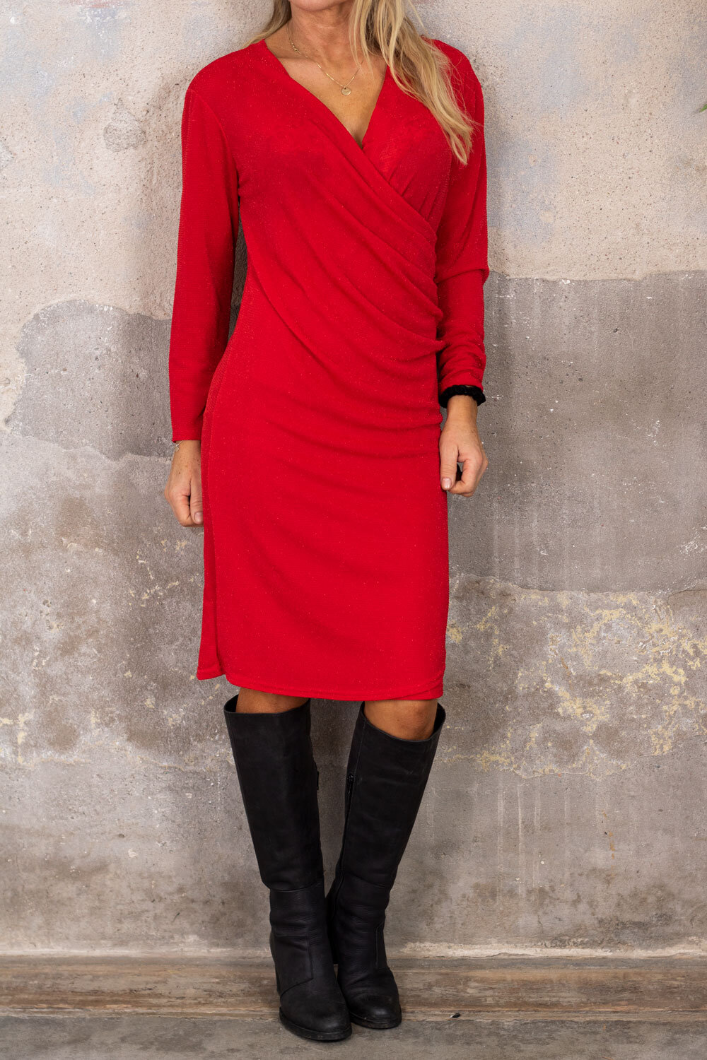 Annie - Glittrig klänning med Omlott - Röd