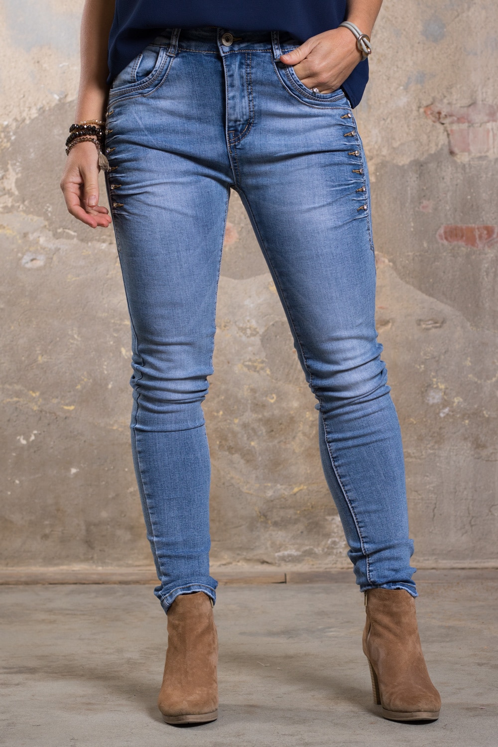 Jeans-L8017-med-Bling-ljustvatt-fram-2