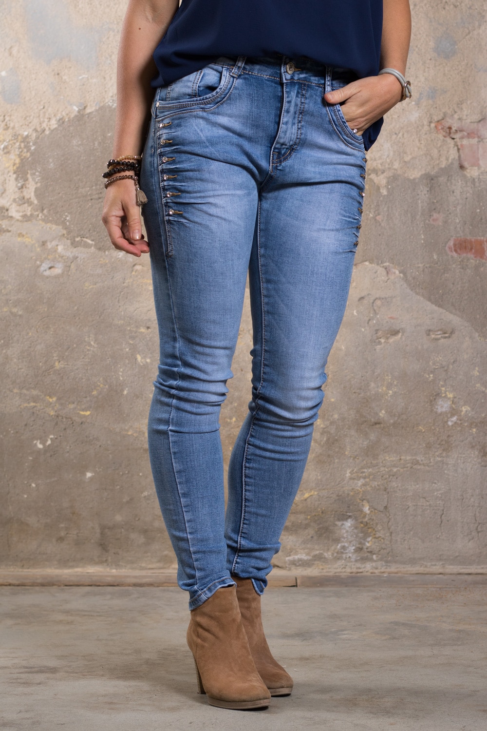Jeans-L8017-med-Bling-ljustvatt-fram