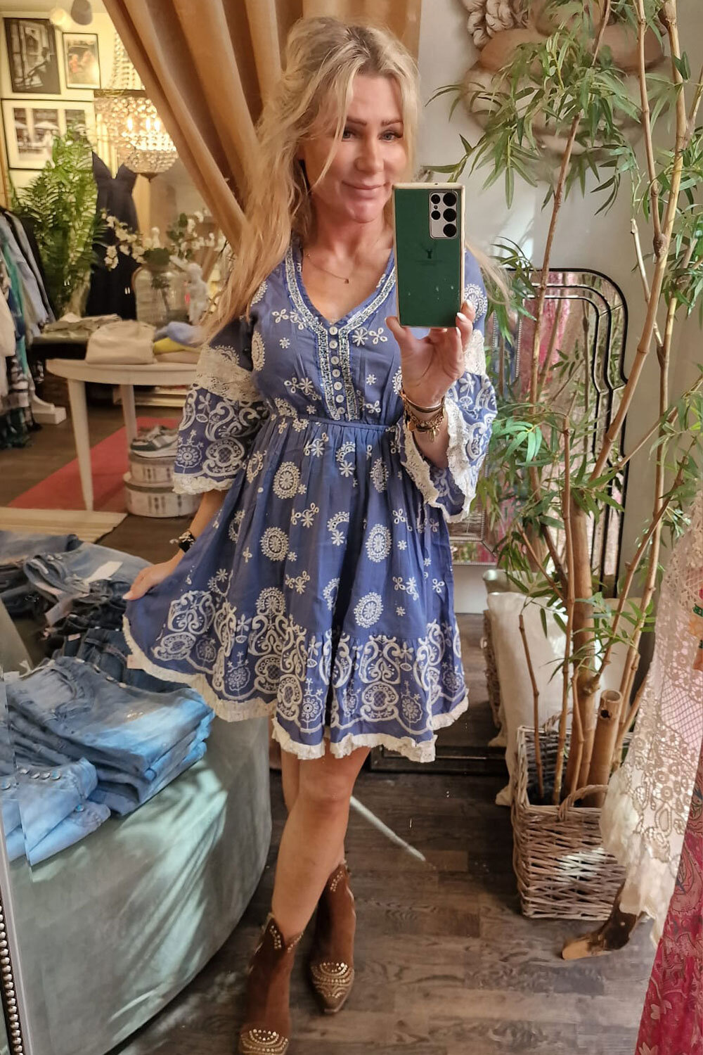 Lydia Broderad klänning - Blå