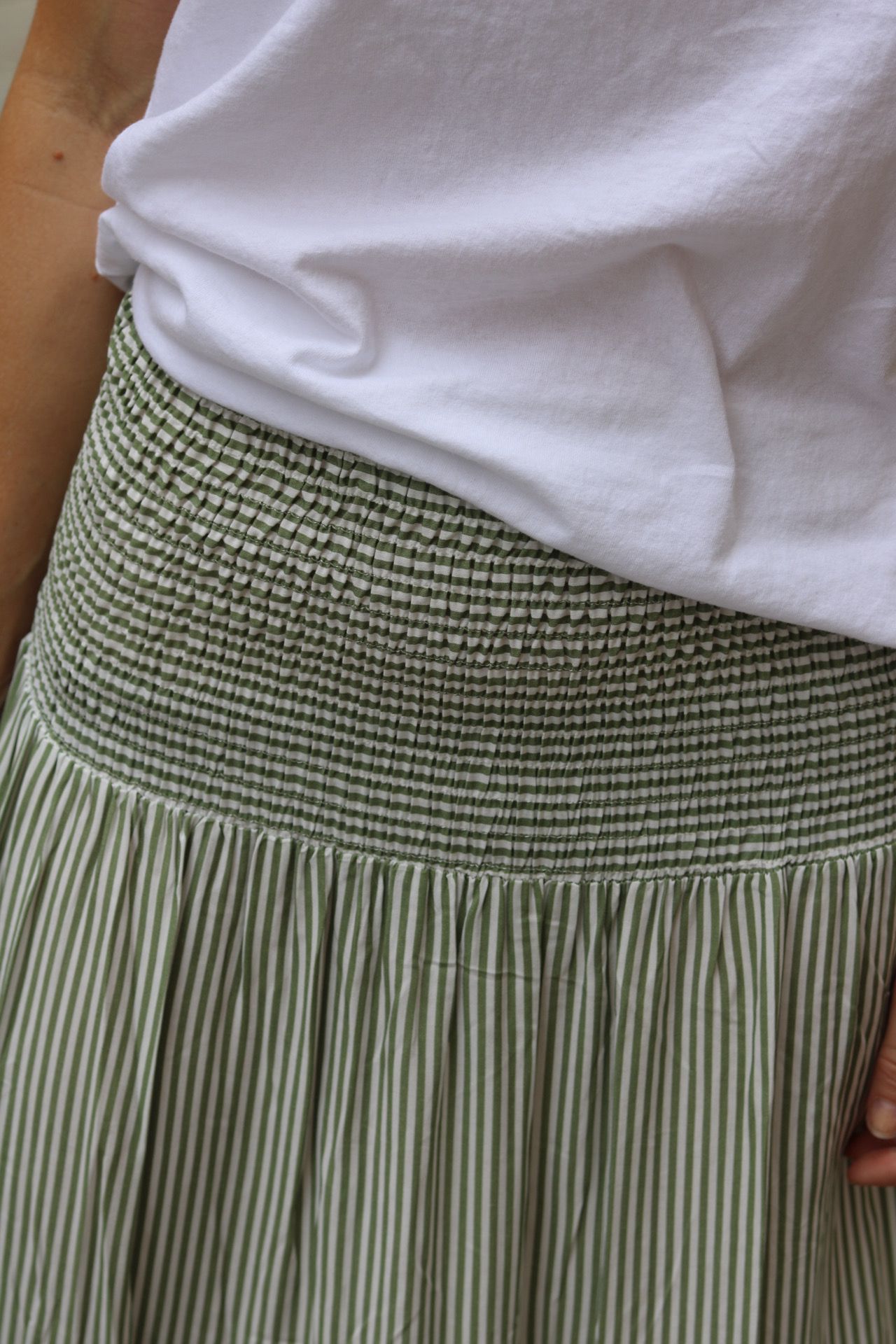Randig kjol med Smock - Khaki/Vit - Bild 5