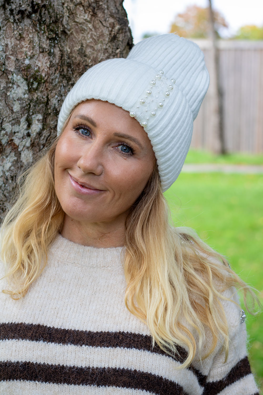 Stickad mössa - Pärlor - Vit