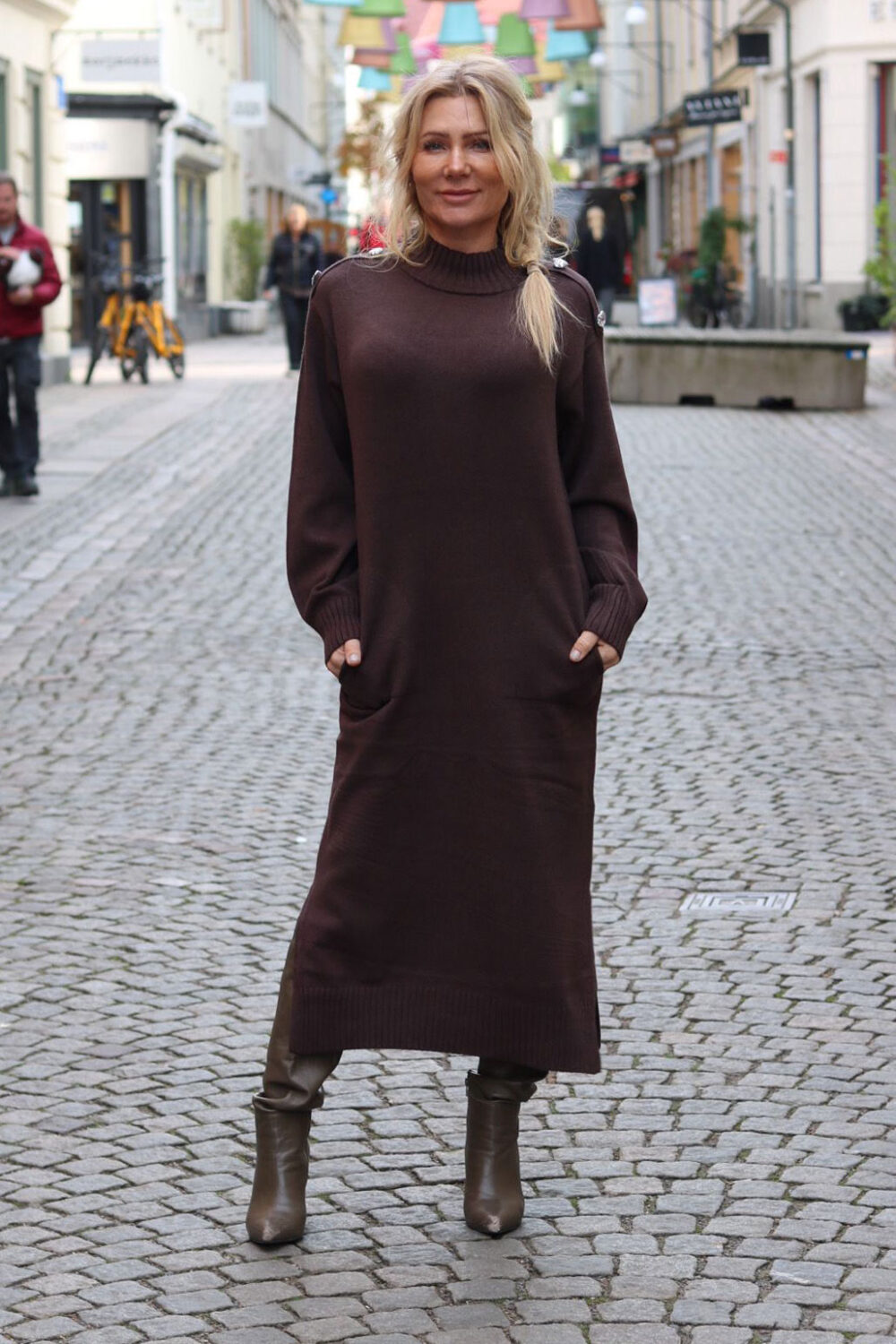 Alva stickad klänning - Bling hjärtan - Brun - Bild 4