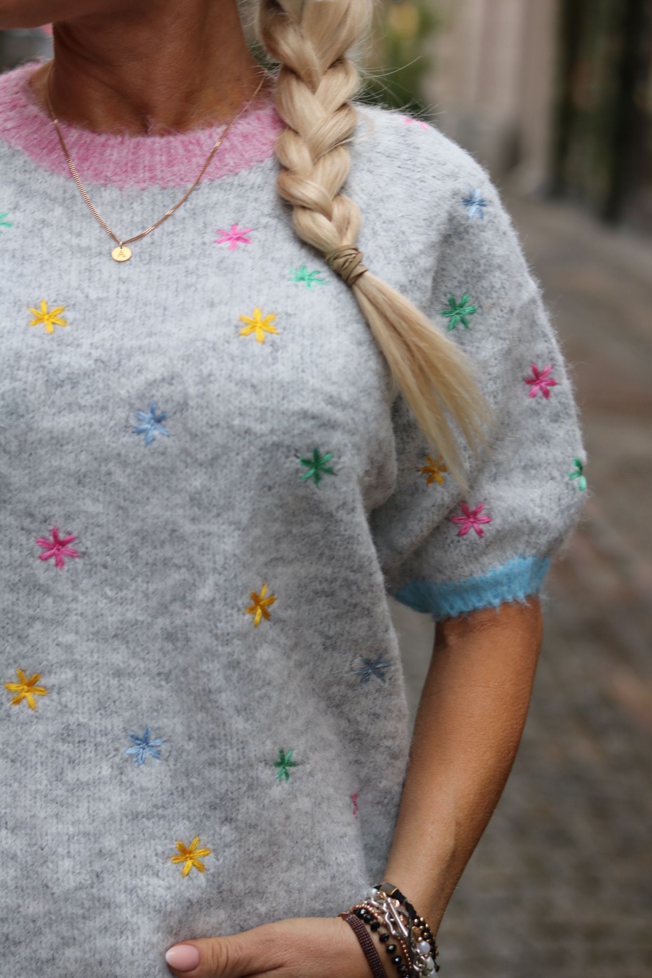 Lovis - Stickad tröja med brodyr- Ljusgrå - Bild 5