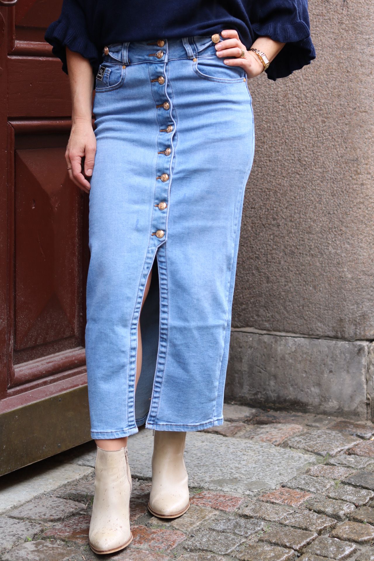 Lång jeanskjol - Rosetter och knappar - Denim - Bild 4