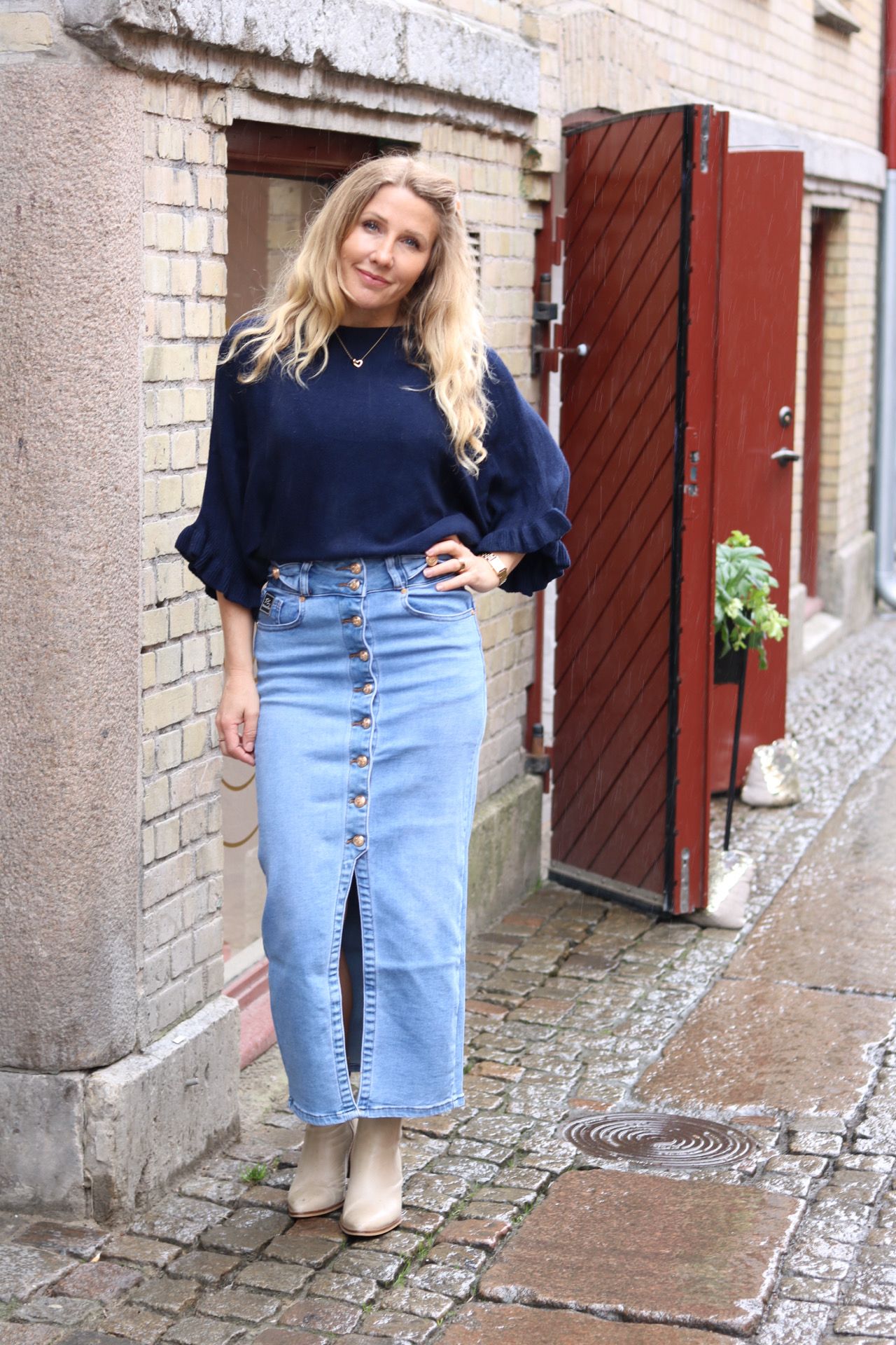 Lång jeanskjol - Rosetter och knappar - Denim - Bild 6