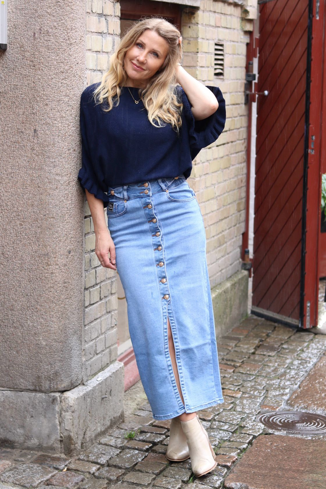 Lång jeanskjol - Rosetter och knappar - Denim - Bild 5