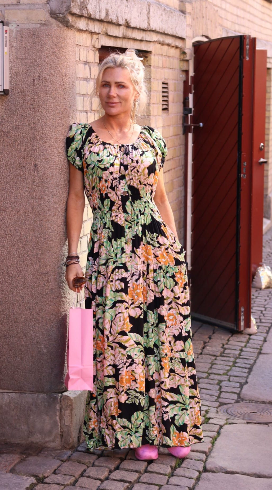 Meja - Långklänning med sommarblommor - Svart