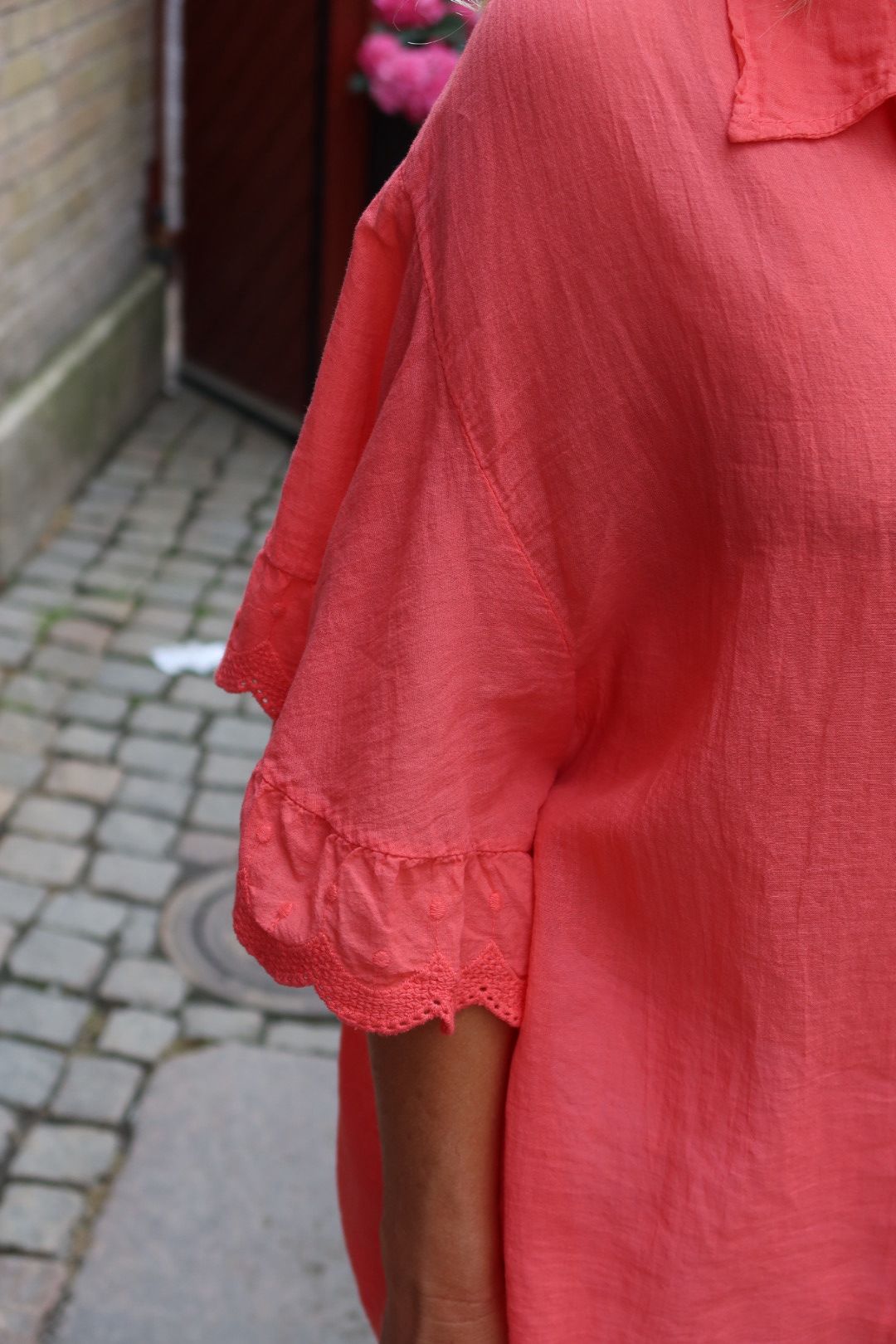 Hanna - Shirt blouse with lace details - Coral - Image 6