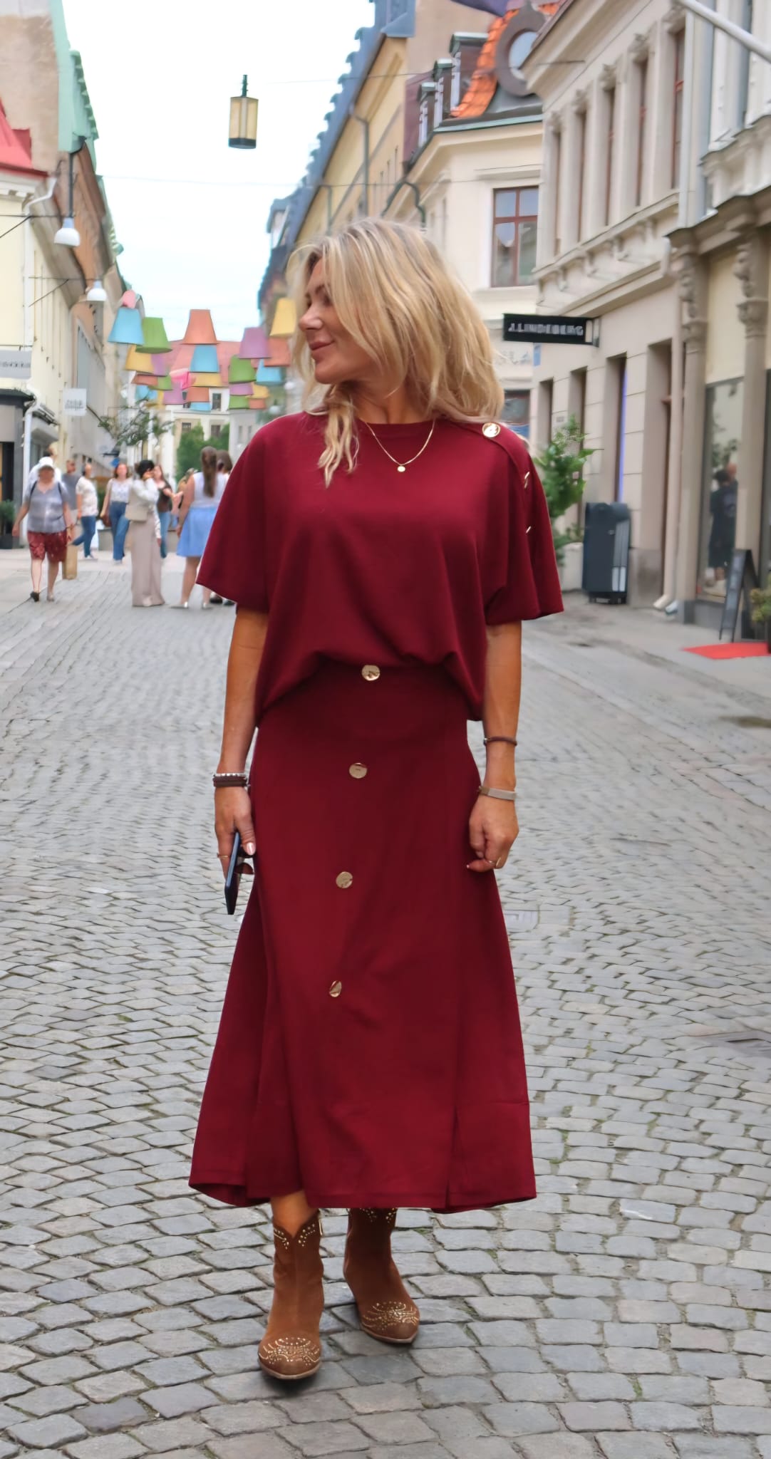 Noelle - Finstickad topp med guldknappar - Bordo - Bild 2