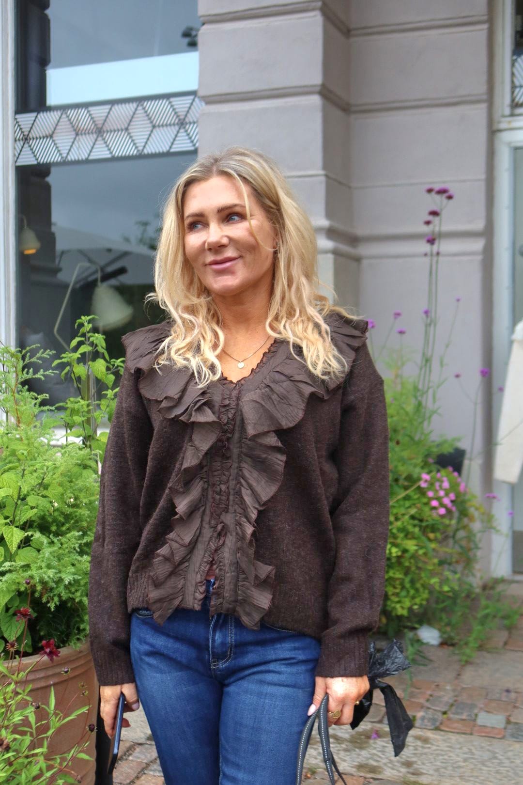 Tyra - Stickad tröja med volanger - Choco