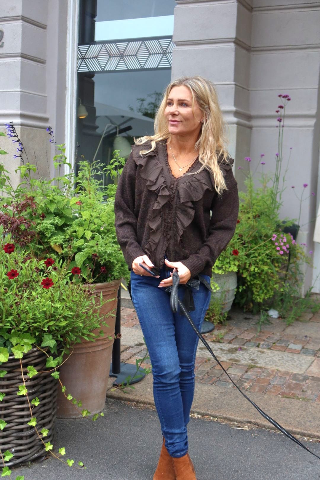 Tyra - Stickad tröja med volanger - Choco - Bild 4