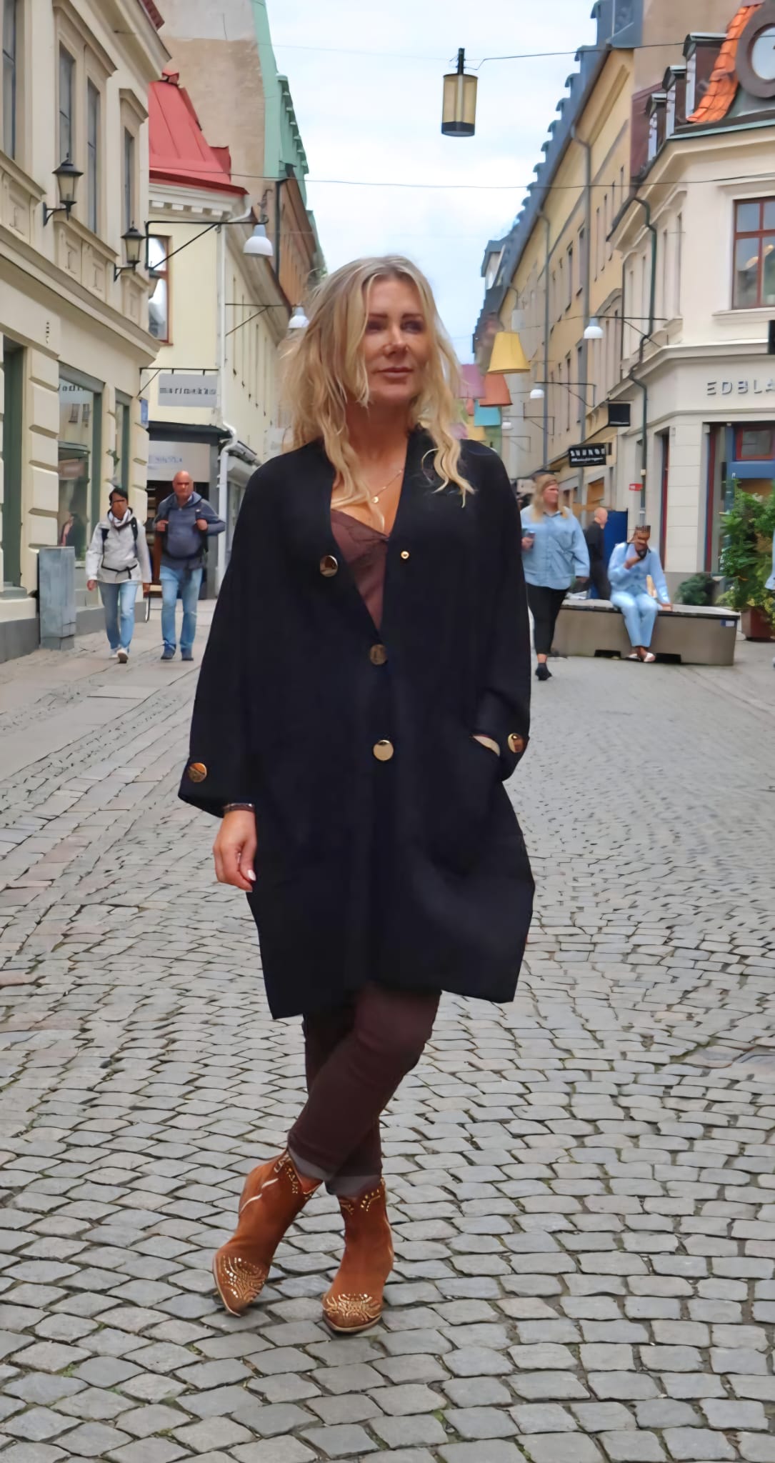 Elise -Kofta med guldknappar- Svart - Bild 6