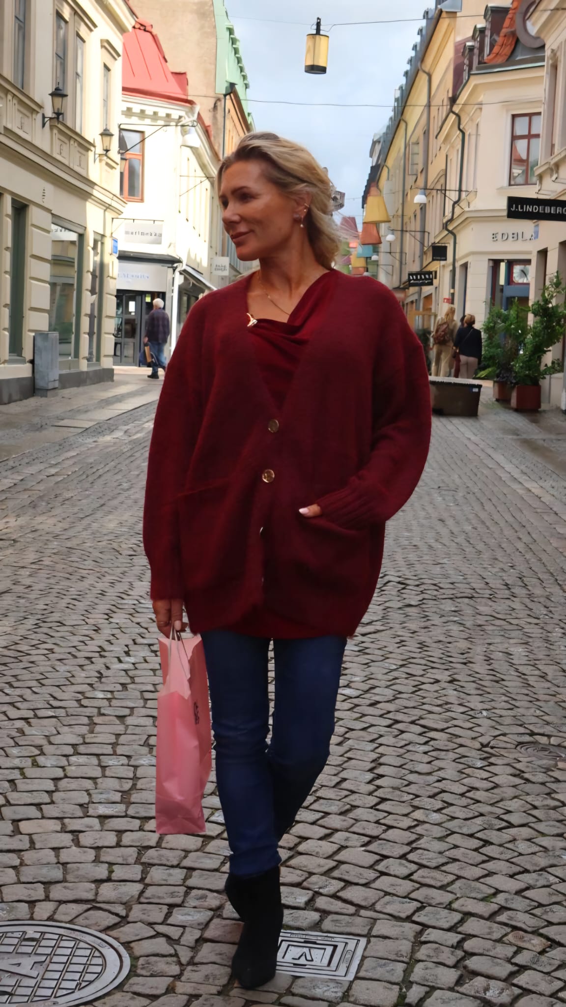 Vega - Oversizekofta med guldknappar - Wine - Bild 8