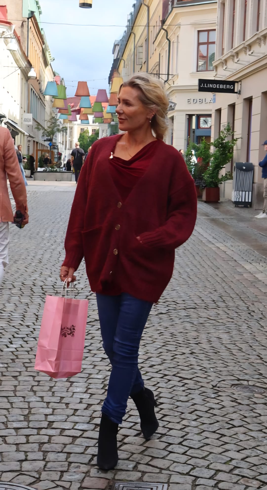 Vega - Oversizekofta med guldknappar - Wine - Bild 6