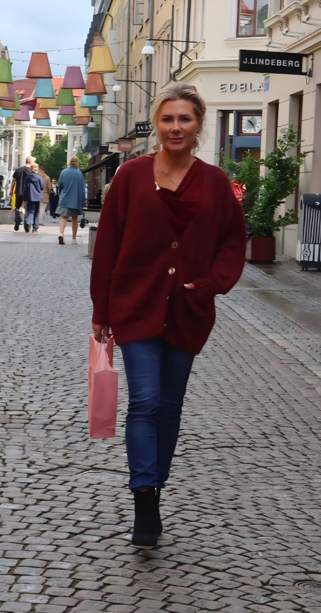 Vega - Oversizekofta med guldknappar - Wine - Bild 9