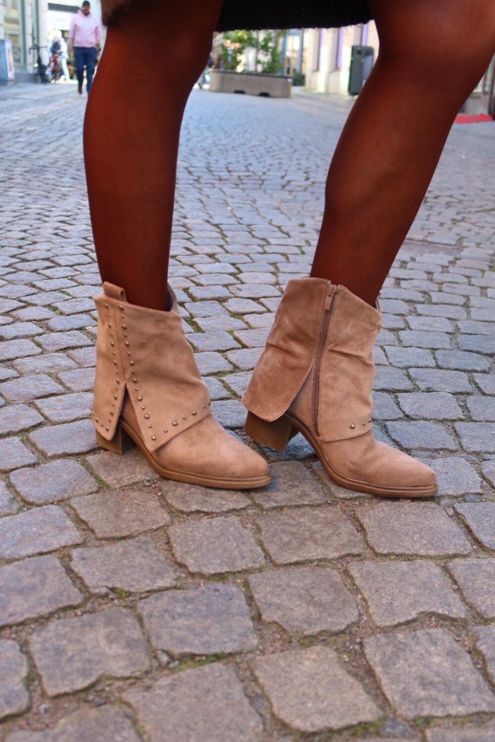Låga mockaboots med nitar och kappa - Desert brown - Bild 8