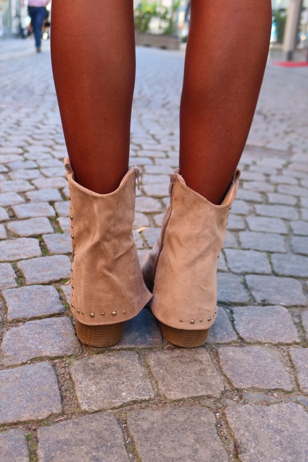 Låga mockaboots med nitar och kappa - Desert brown - Bild 7
