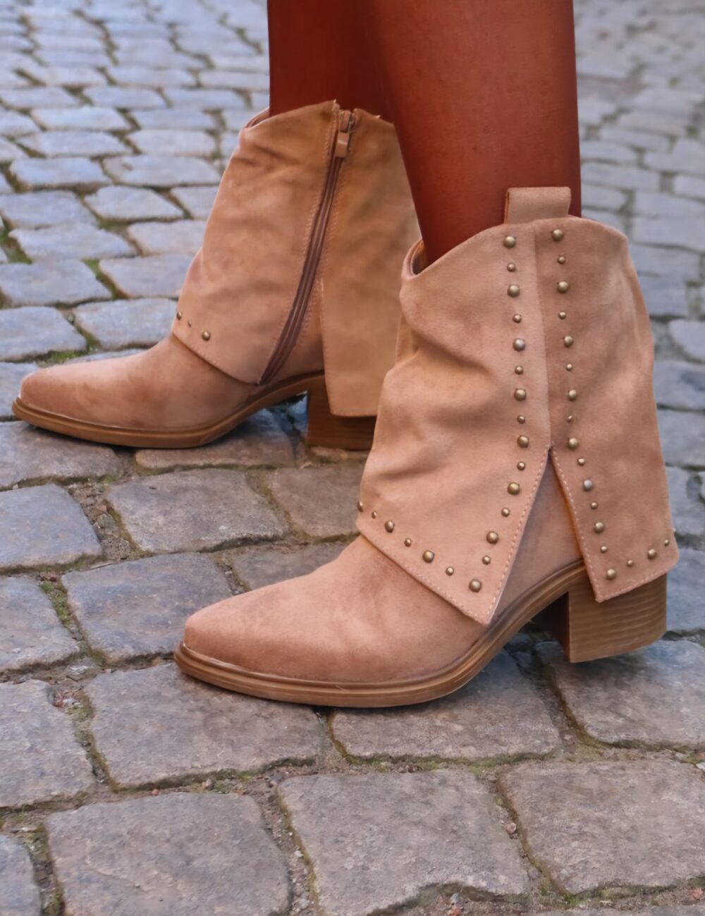 Låga mockaboots med nitar och kappa - Desert brown