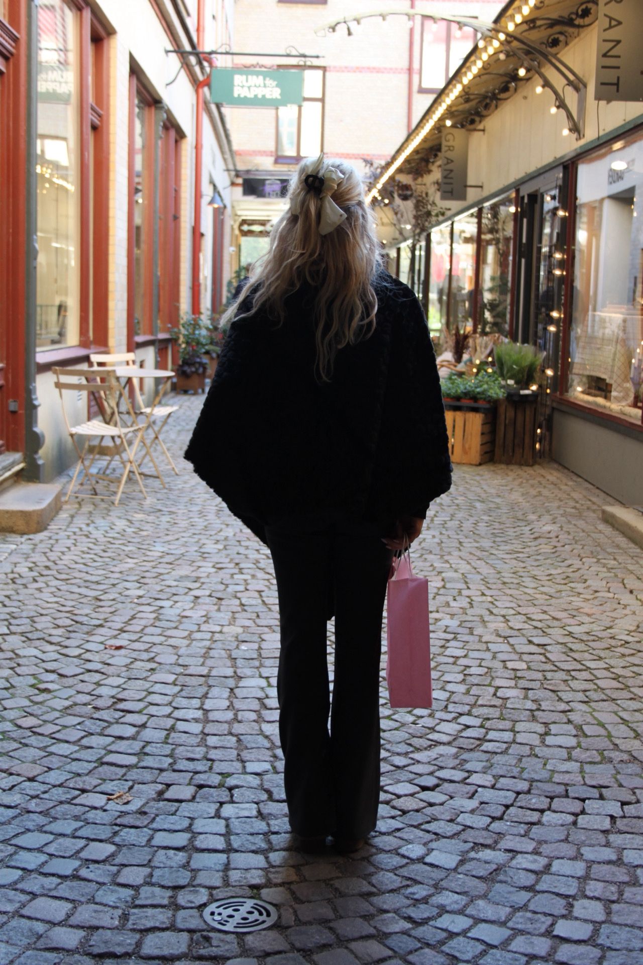 Poncho i fuskpäls - Svart - Bild 4