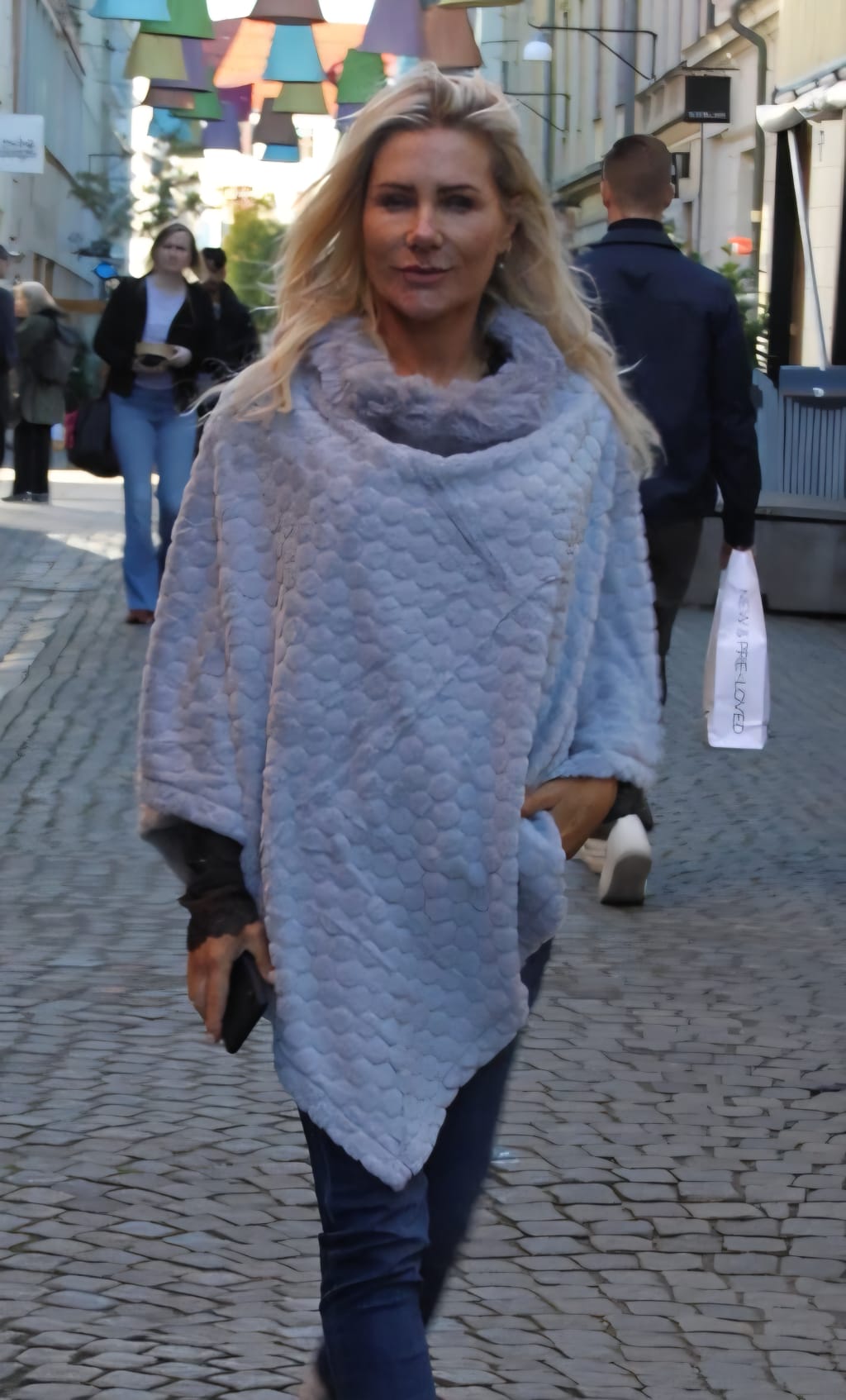 Faux fur poncho - Grey - Image 5