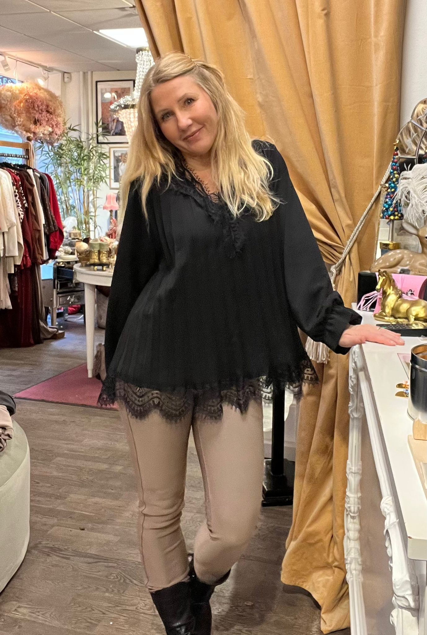 Tuva - Plisserad tunika med spetsdetaljer - Svart - Bild 3