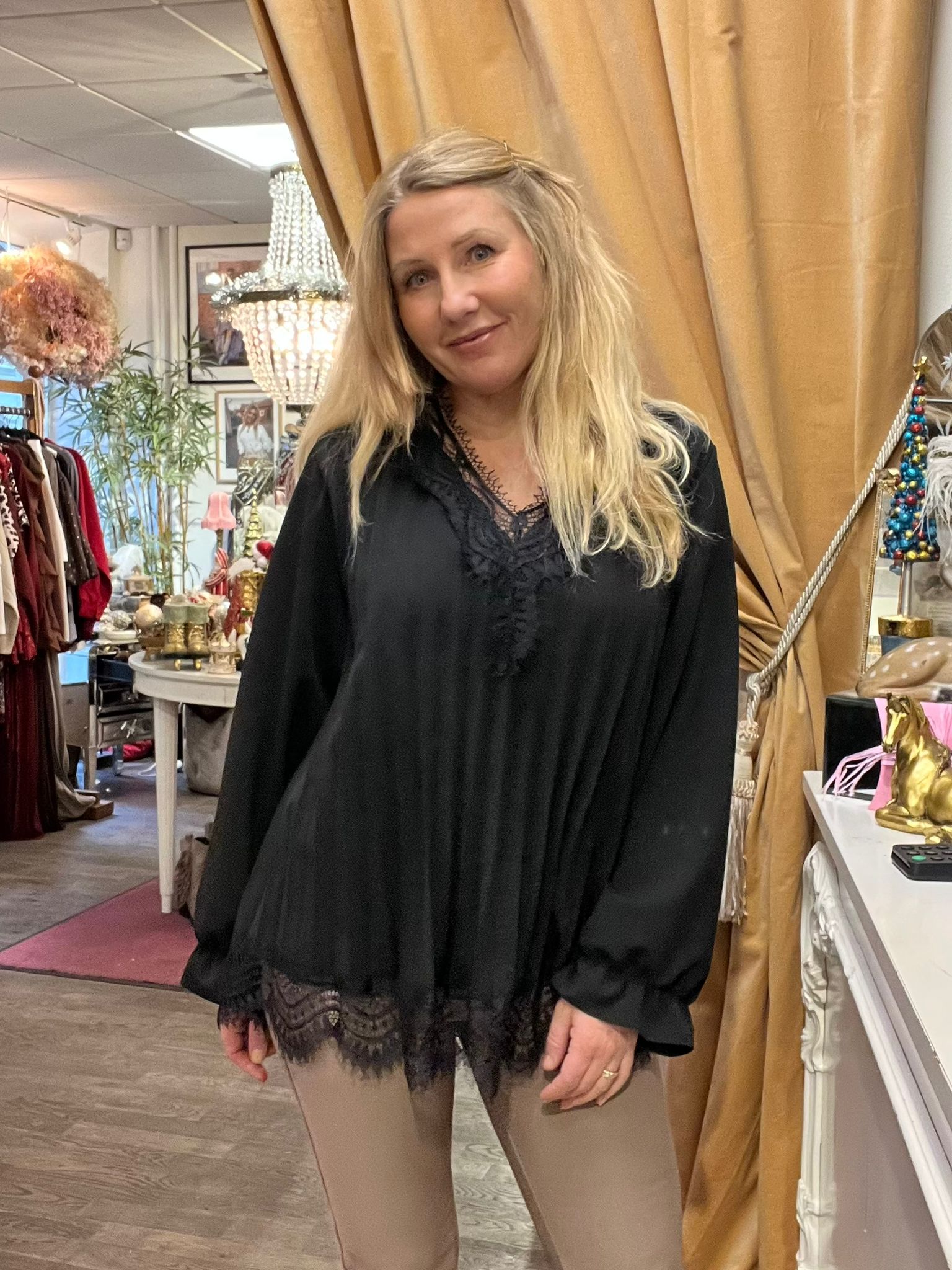 Tuva - Plisserad tunika med spetsdetaljer - Svart - Bild 4