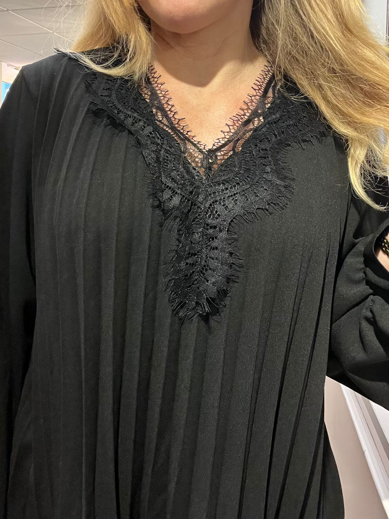 Tuva - Plisserad tunika med spetsdetaljer - Svart - Bild 6