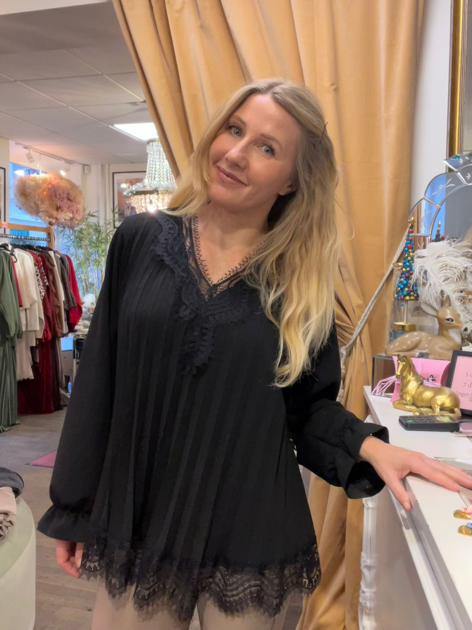 Tuva - Plisserad tunika med spetsdetaljer - Svart - Bild 7