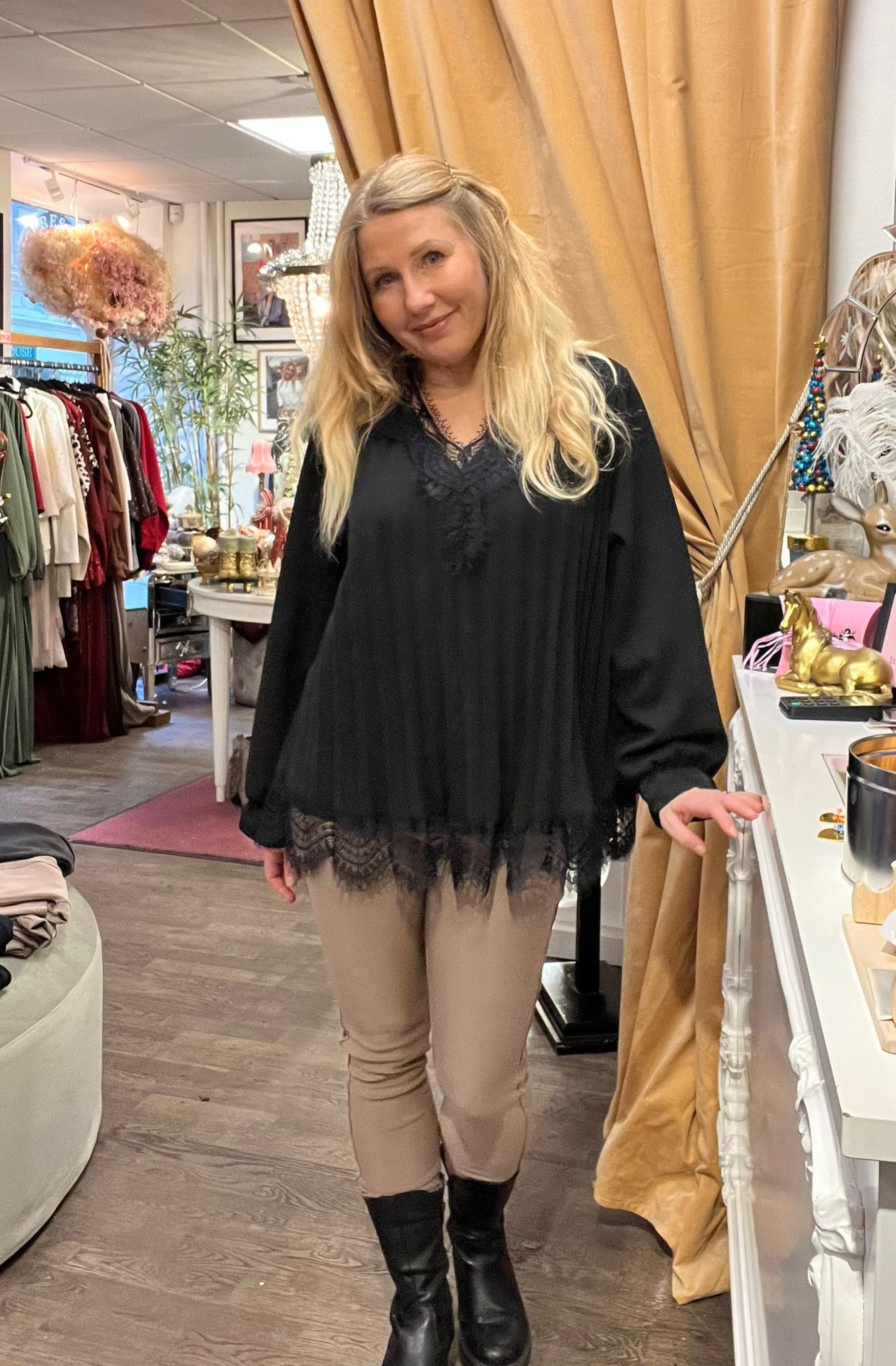 Tuva - Plisserad tunika med spetsdetaljer - Svart - Bild 2