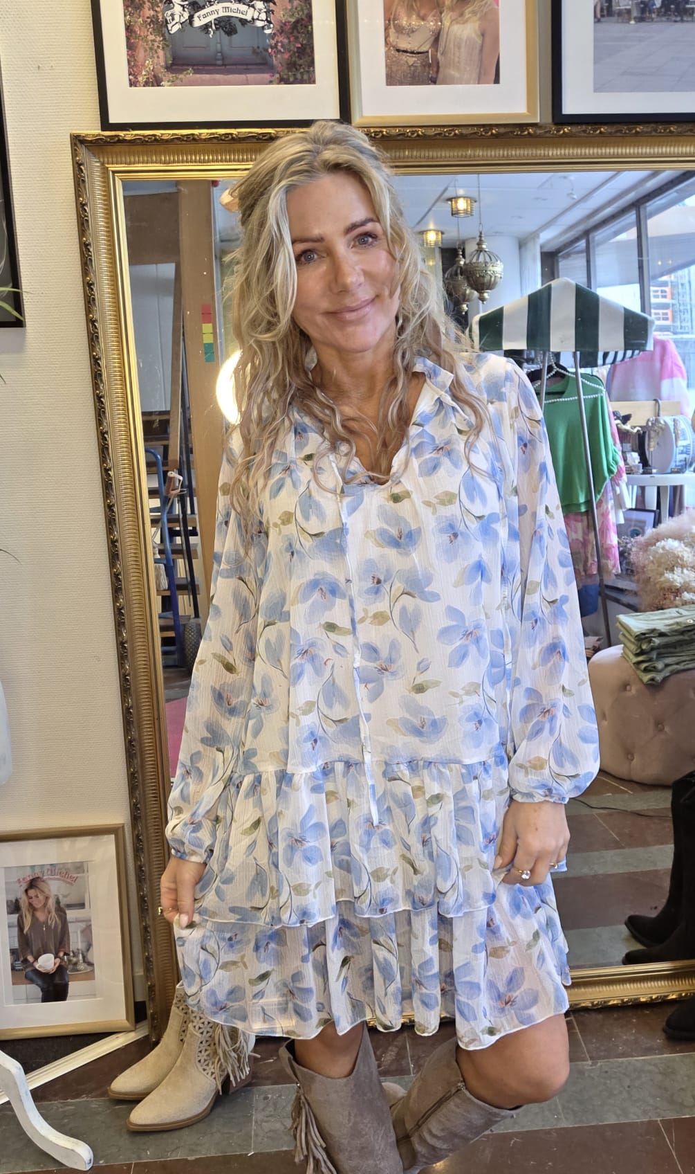 Tilde - Klänning med volanger och blommönster - Blå - Bild 8