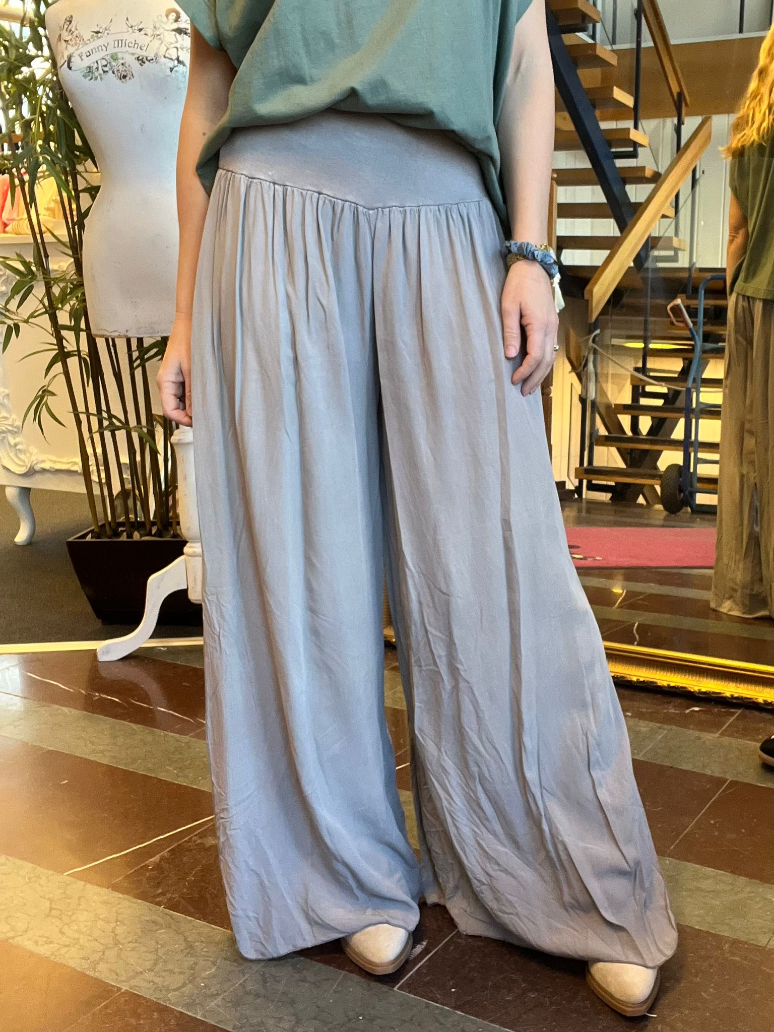 Viskosbyxor med sprung - Taupe - Bild 2