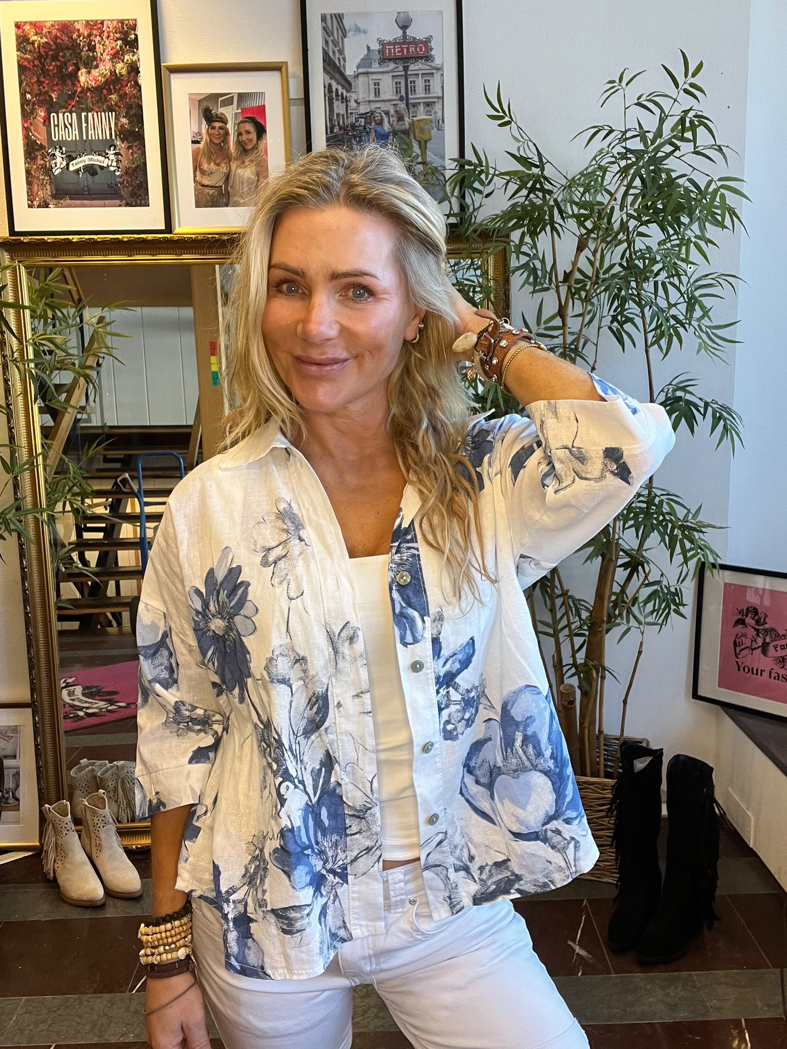 Marielle - Linneskjorta med blommor - Blå