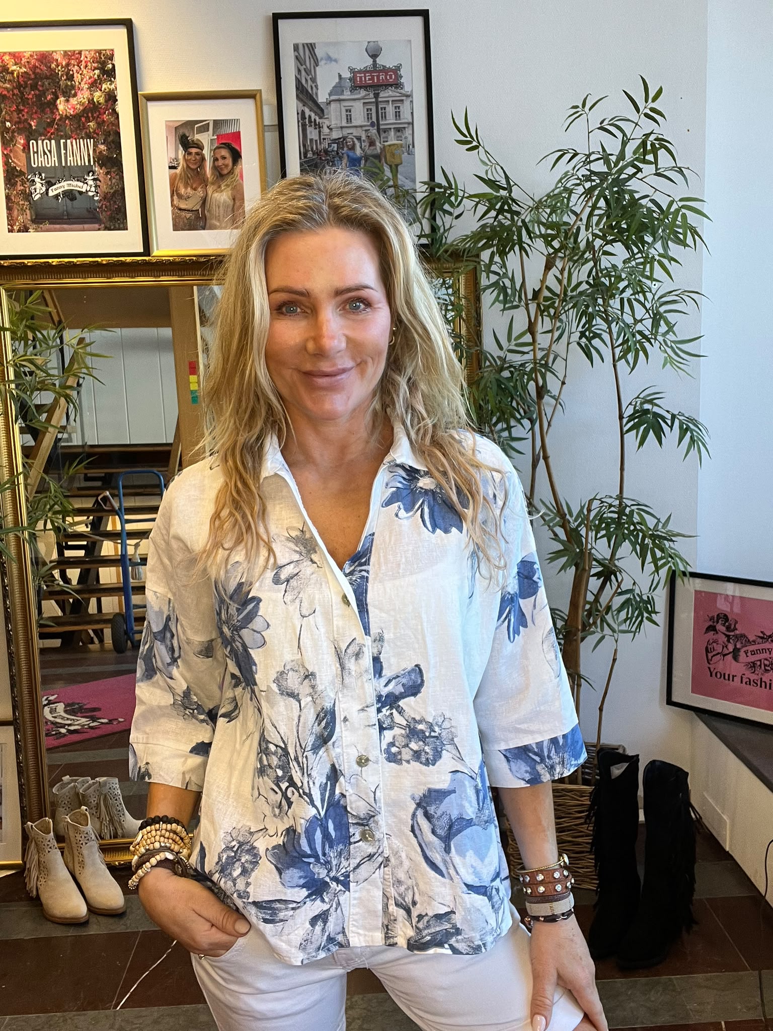 Marielle - Linneskjorta med blommor - Blå - Bild 4