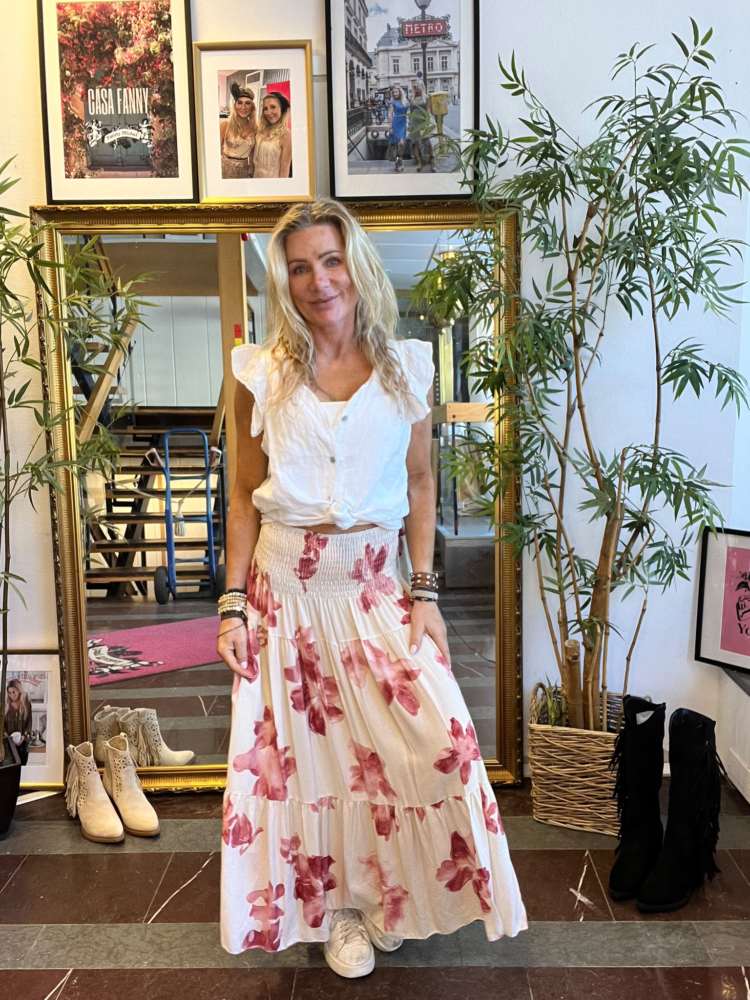 Långkjol med smock och blommor - Beige