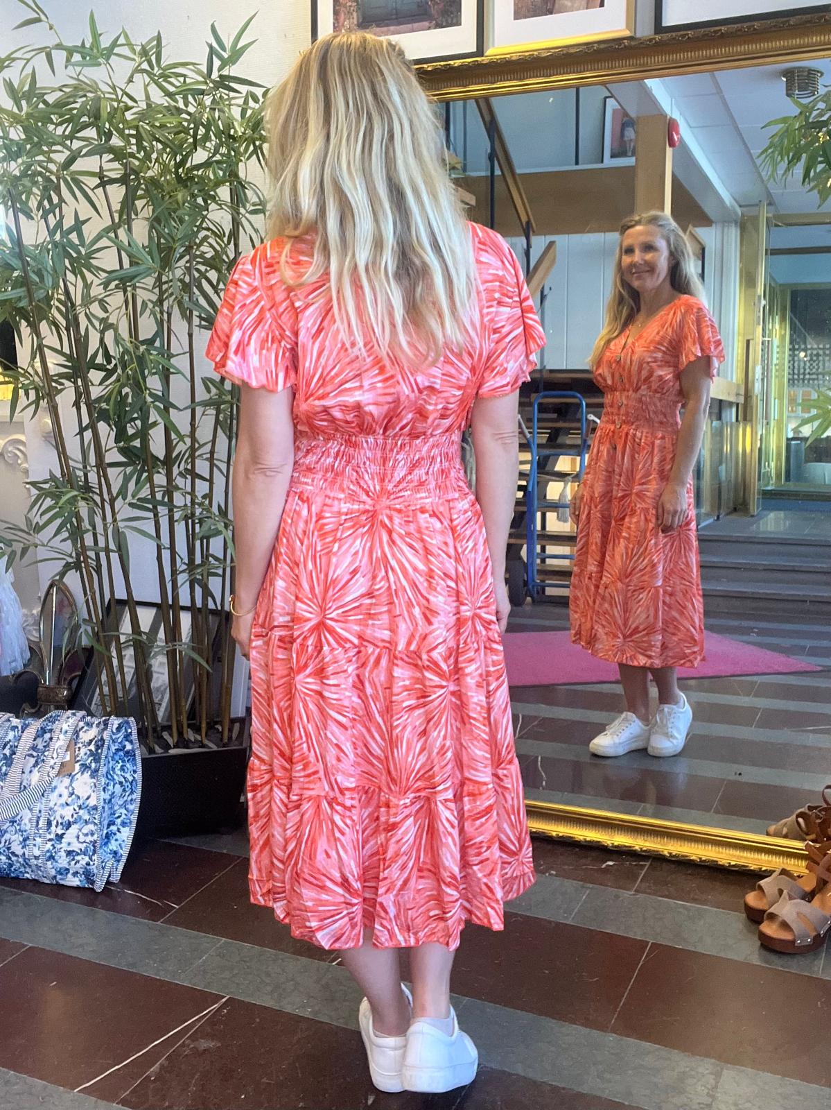 Ester - Klänning - Frill - 429-E15 - Mörk Corall - Bild 5