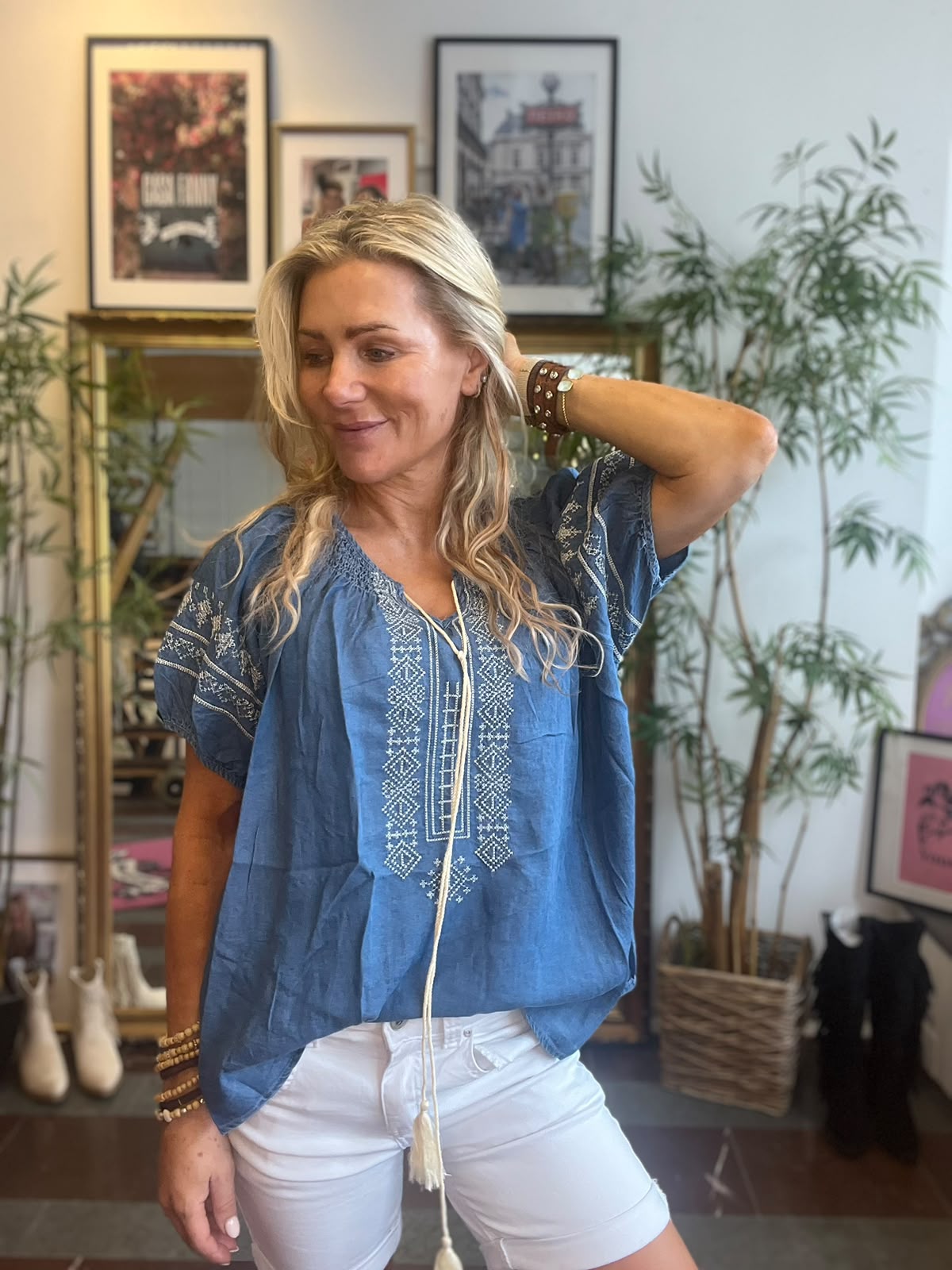 Grace - Jeansblus med broderi och knyt - Mörk denim - Bild 6