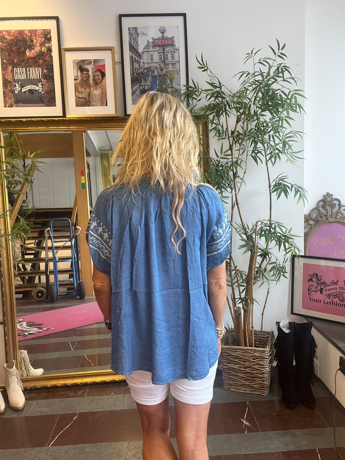 Grace - Jeansblus med broderi och knyt - Mörk denim - Bild 7