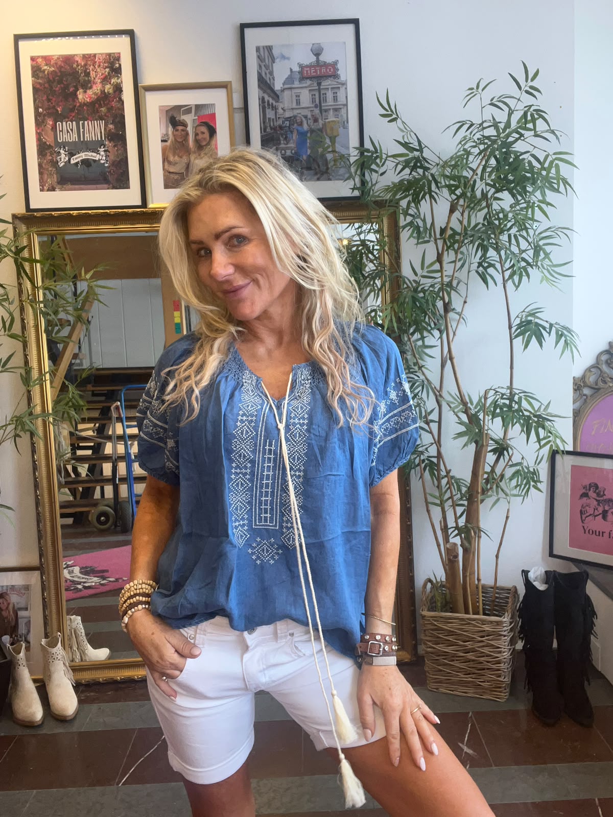 Grace - Jeansblus med broderi och knyt - Mörk denim - Bild 4
