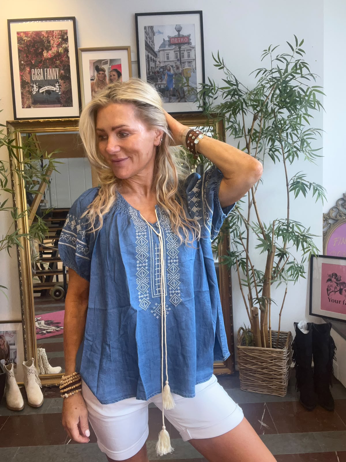 Grace - Jeansblus med broderi och knyt - Mörk denim - Bild 3