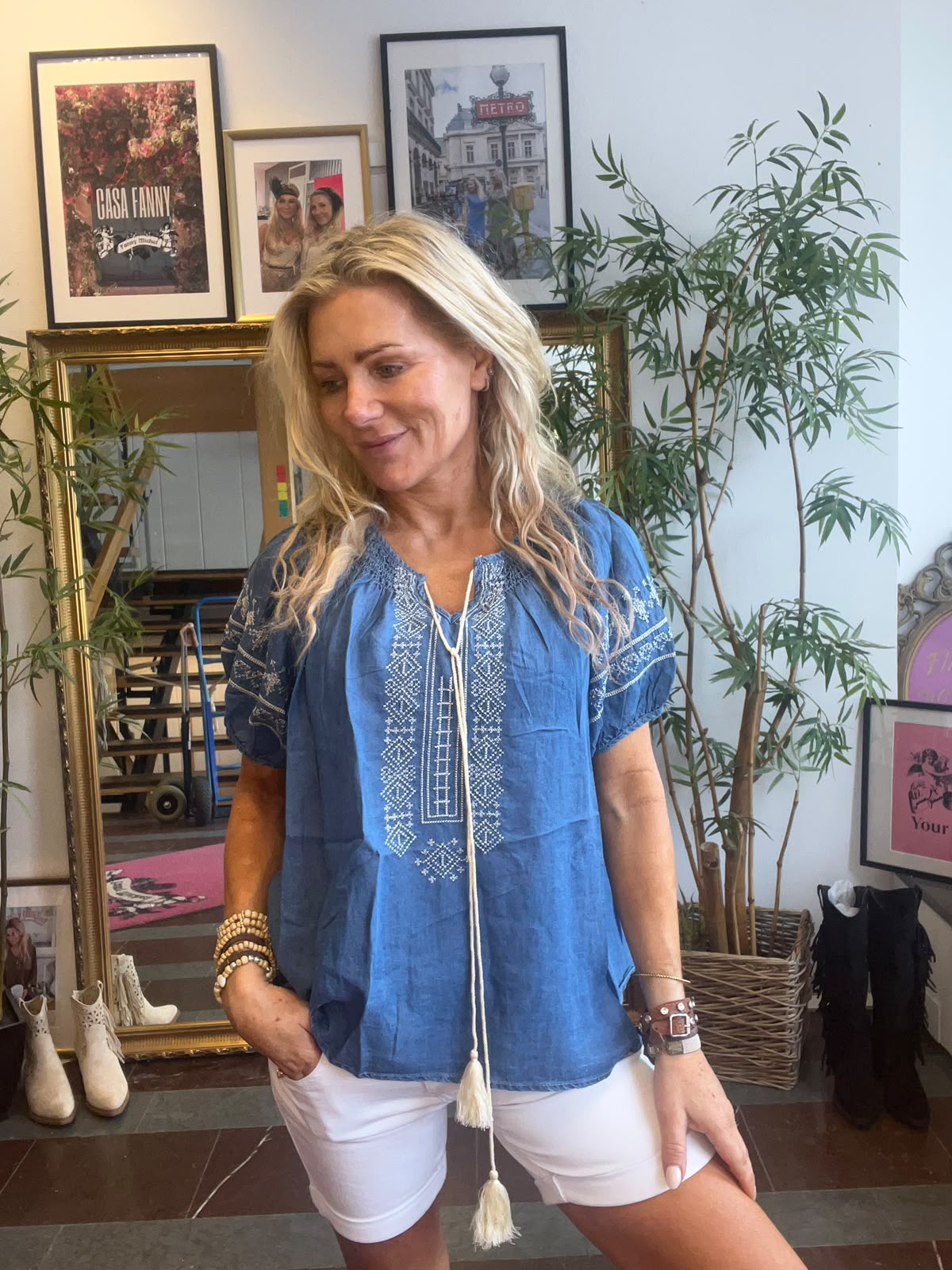 Grace - Jeansblus med broderi och knyt - Mörk denim - Bild 2