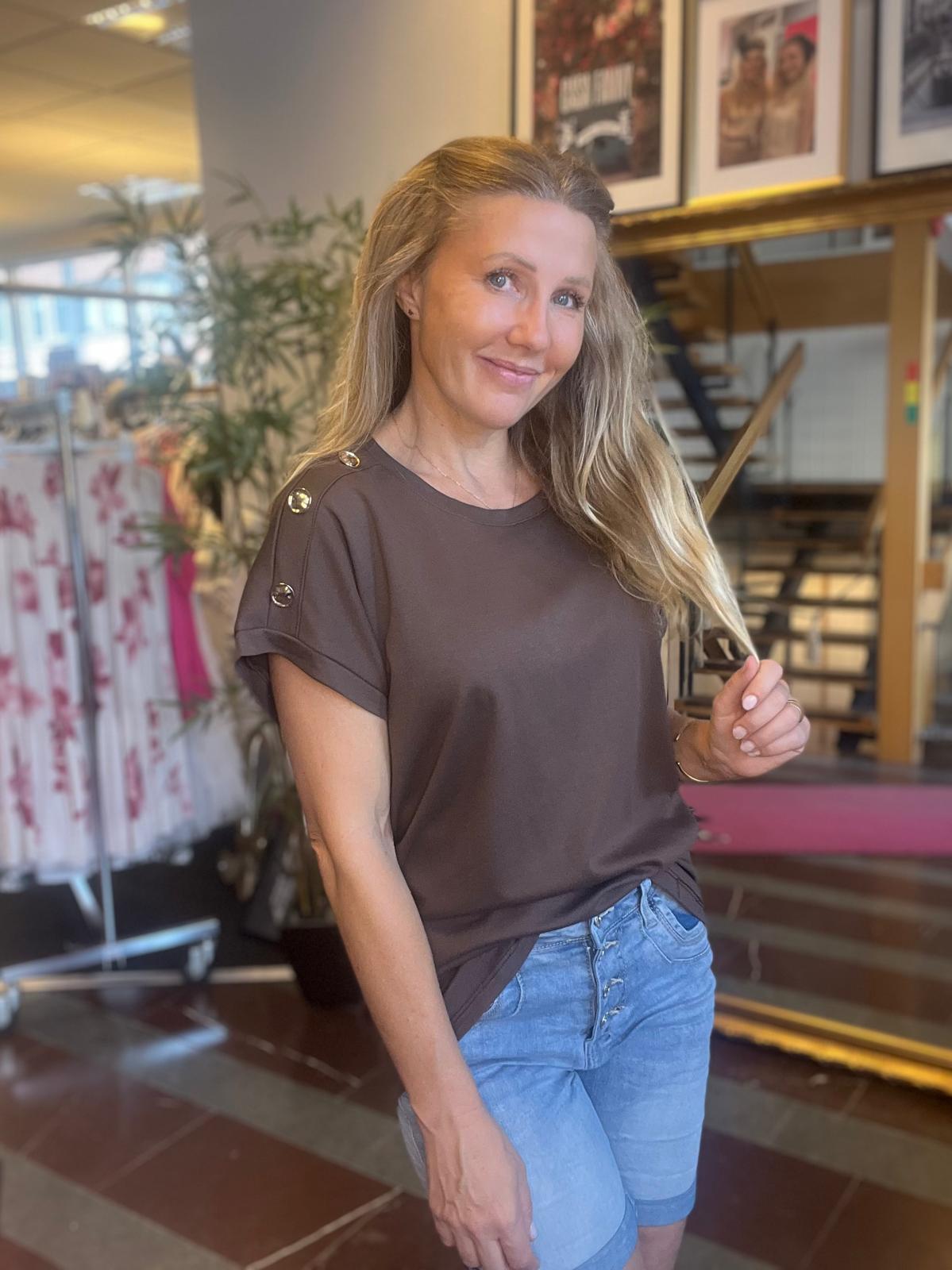 Hanna - Topp med guldknappar - Brun - Bild 3