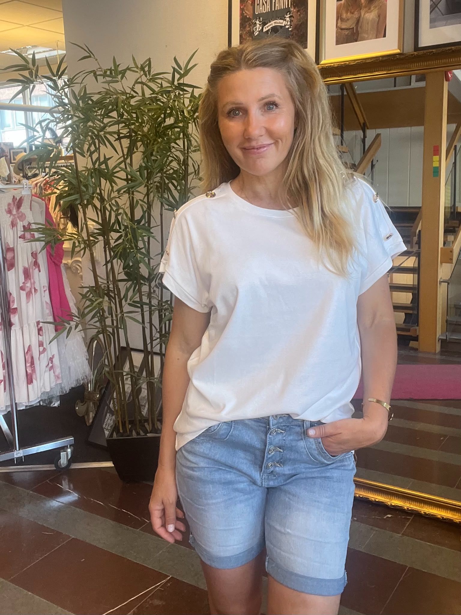 Hanna - Topp med guldknappar - Vit - Bild 2