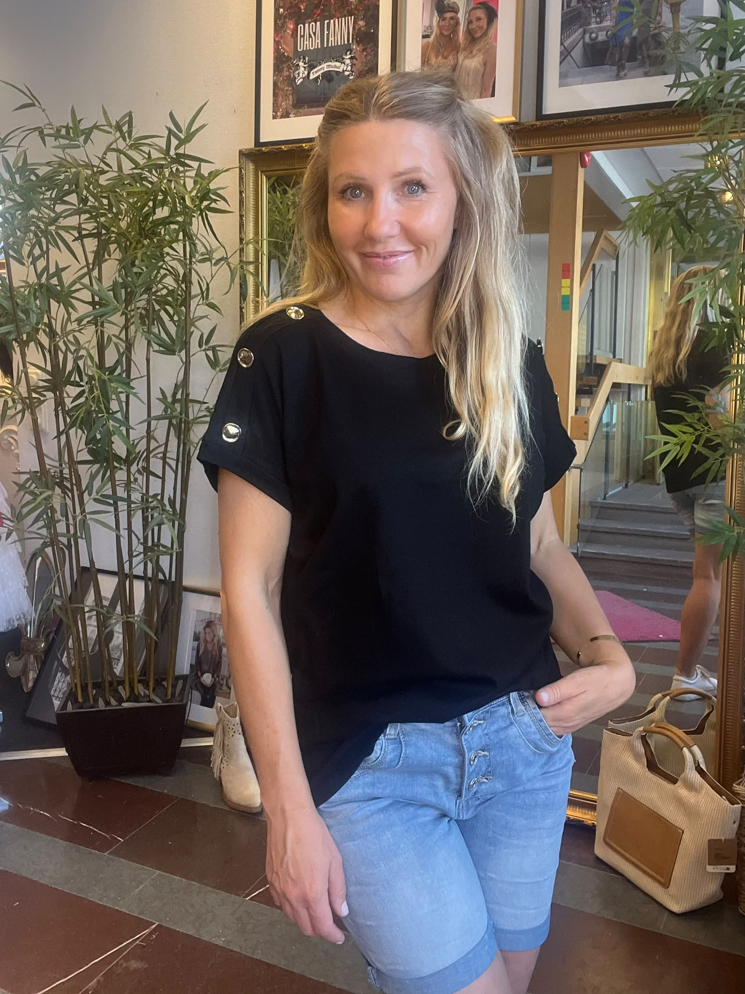 Hanna - Topp med guldknappar - Svart - Bild 5