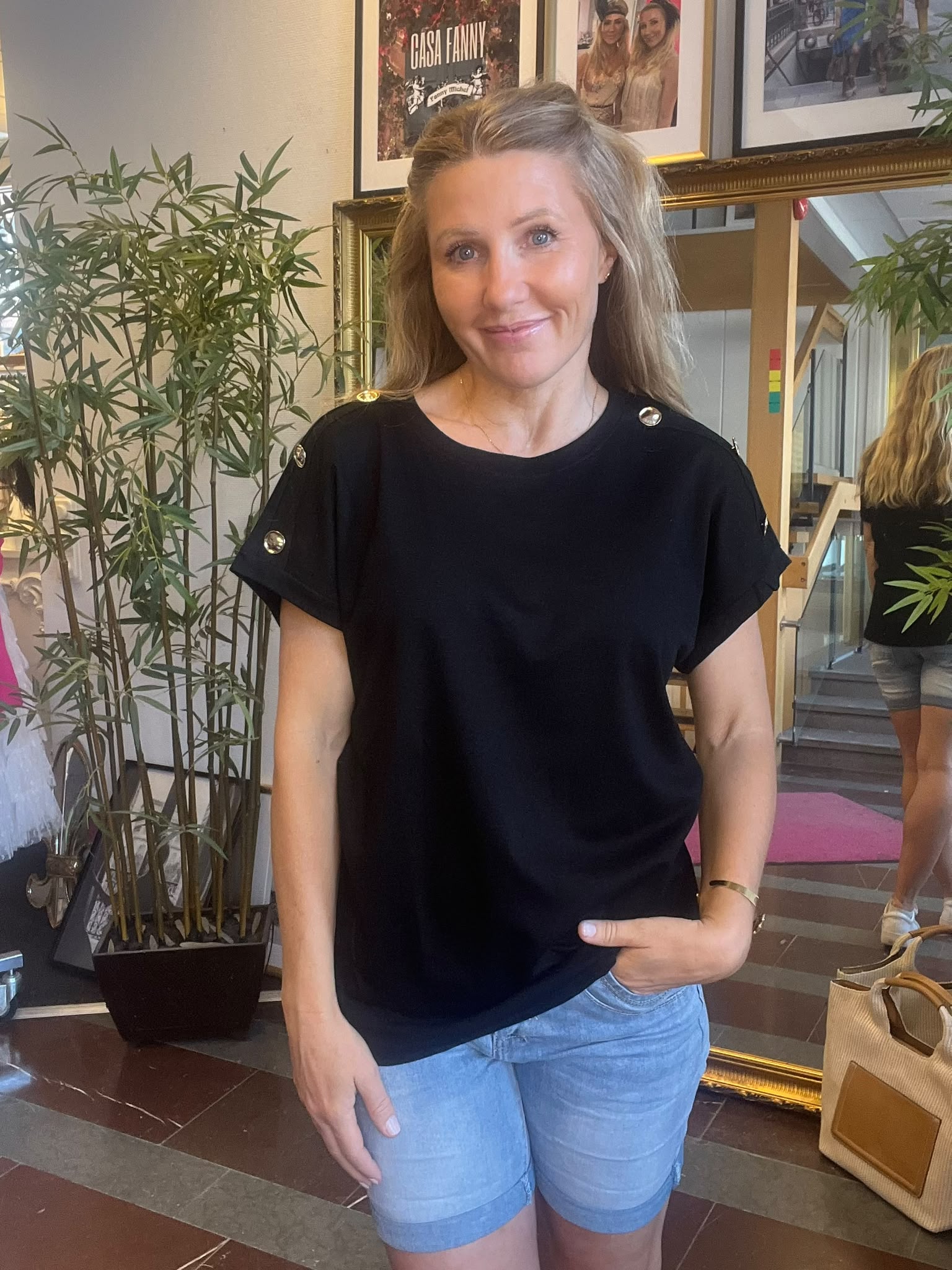 Hanna - Topp med guldknappar - Svart - Bild 2