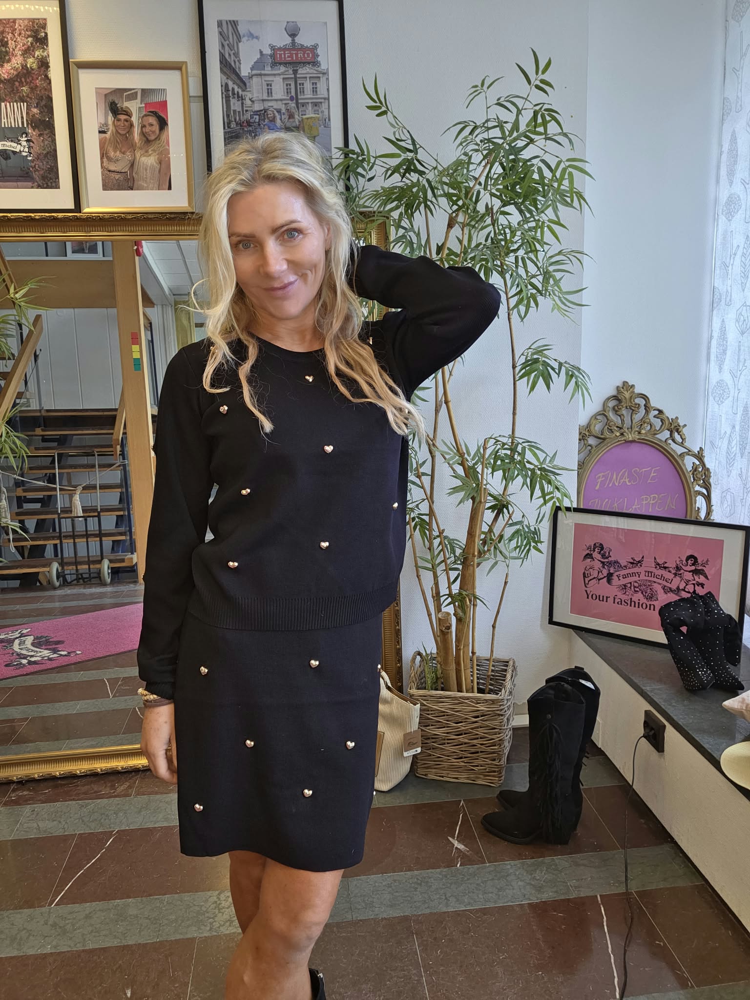 Noelia - Finstickad tröja med guldhjärtan- Svart - Bild 4