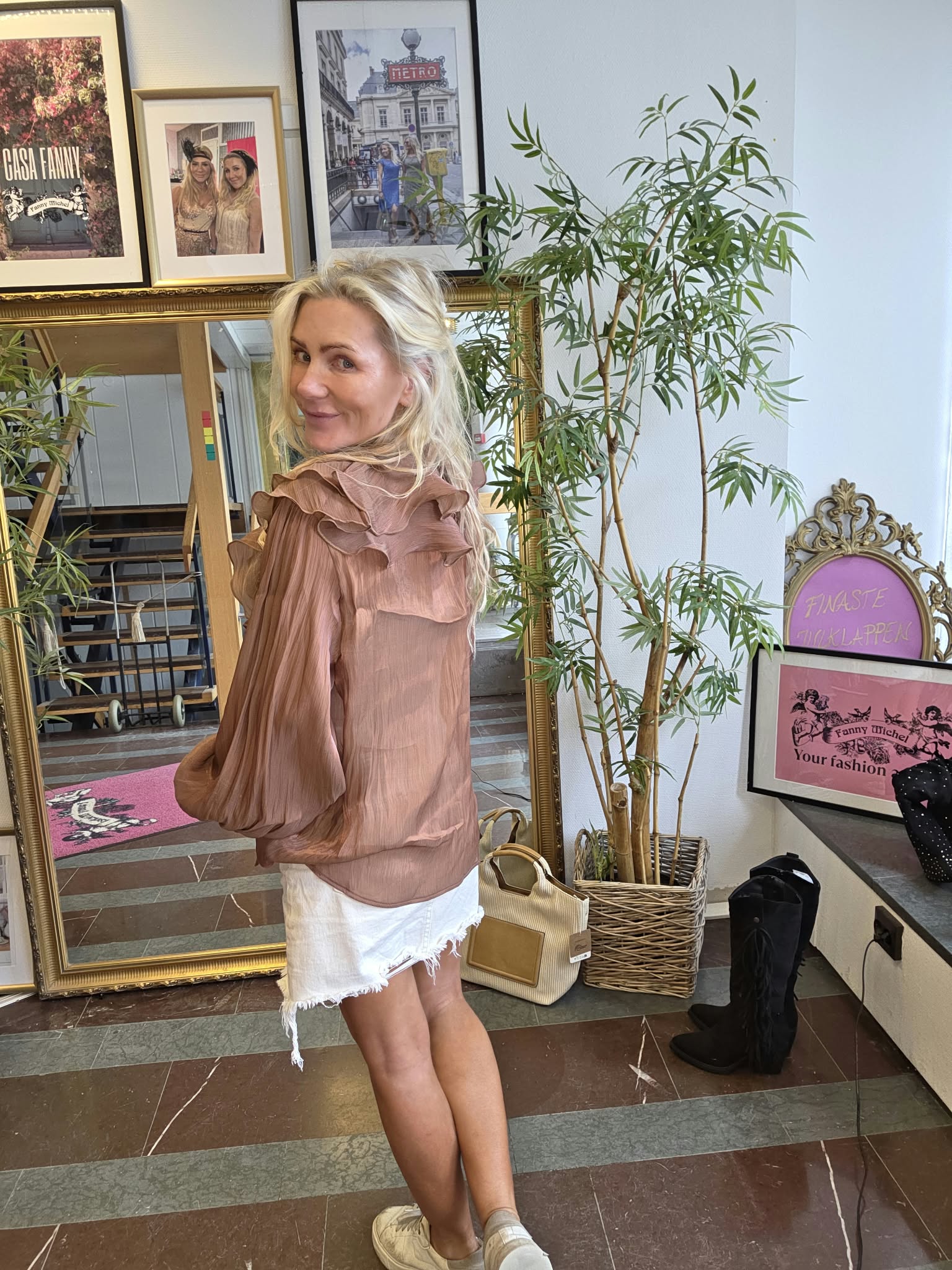 Isabelle - Glansig blus med volanger och knyt - Brun - Bild 3