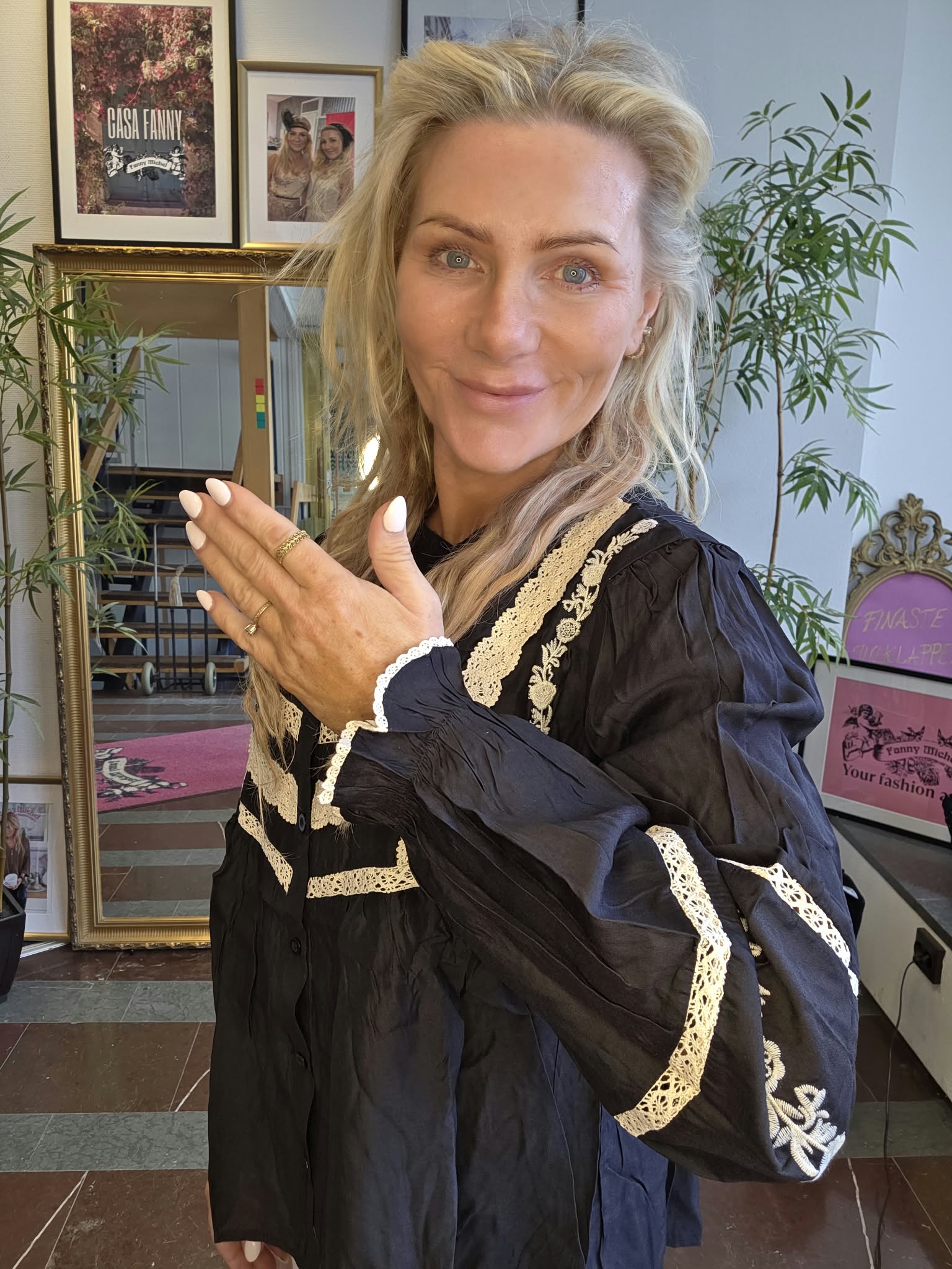 Blenda - Blus med spets- och brodyrdetaljer - Svart - Bild 8