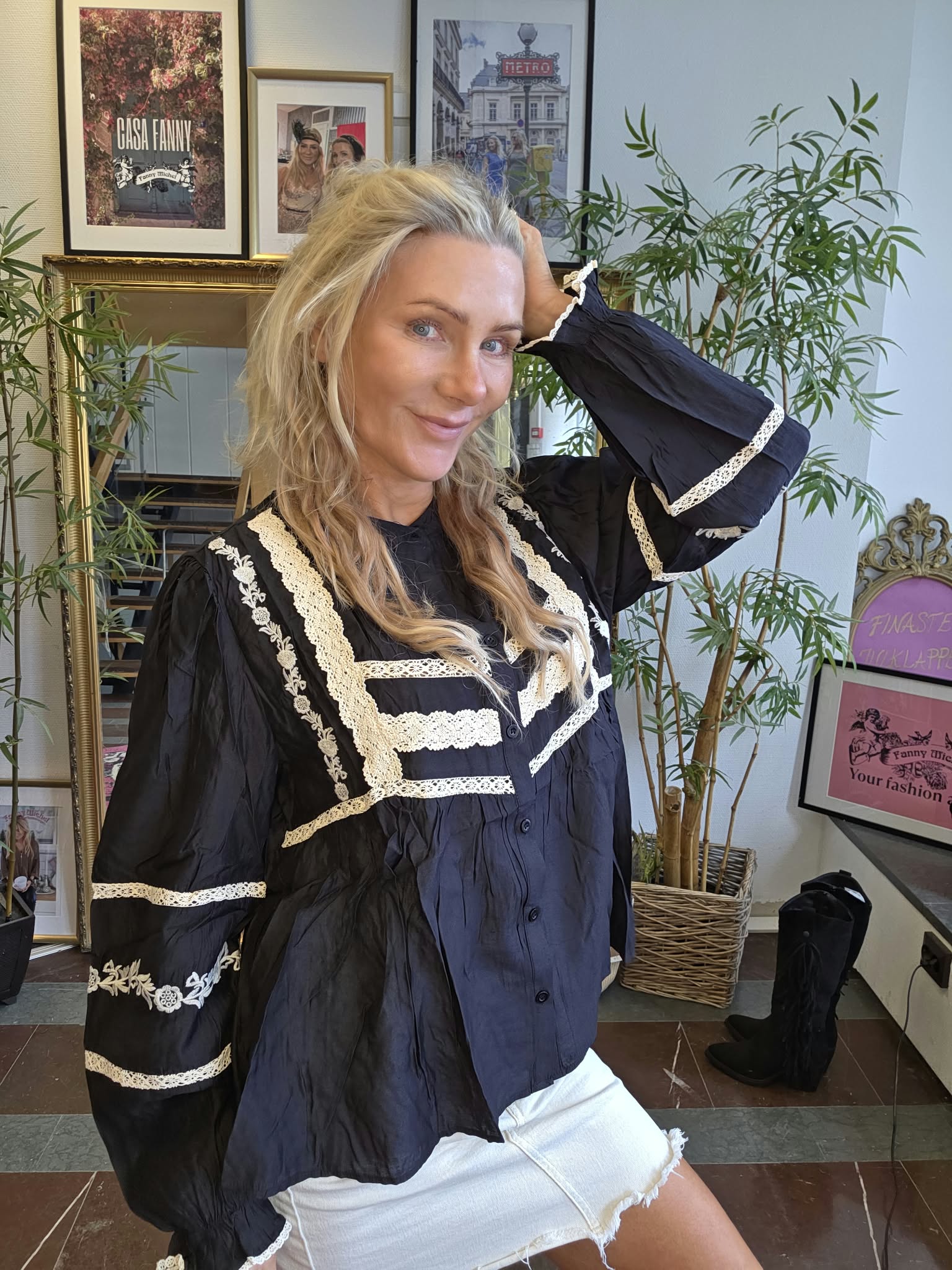 Blenda - Blus med spets- och brodyrdetaljer - Svart - Bild 7
