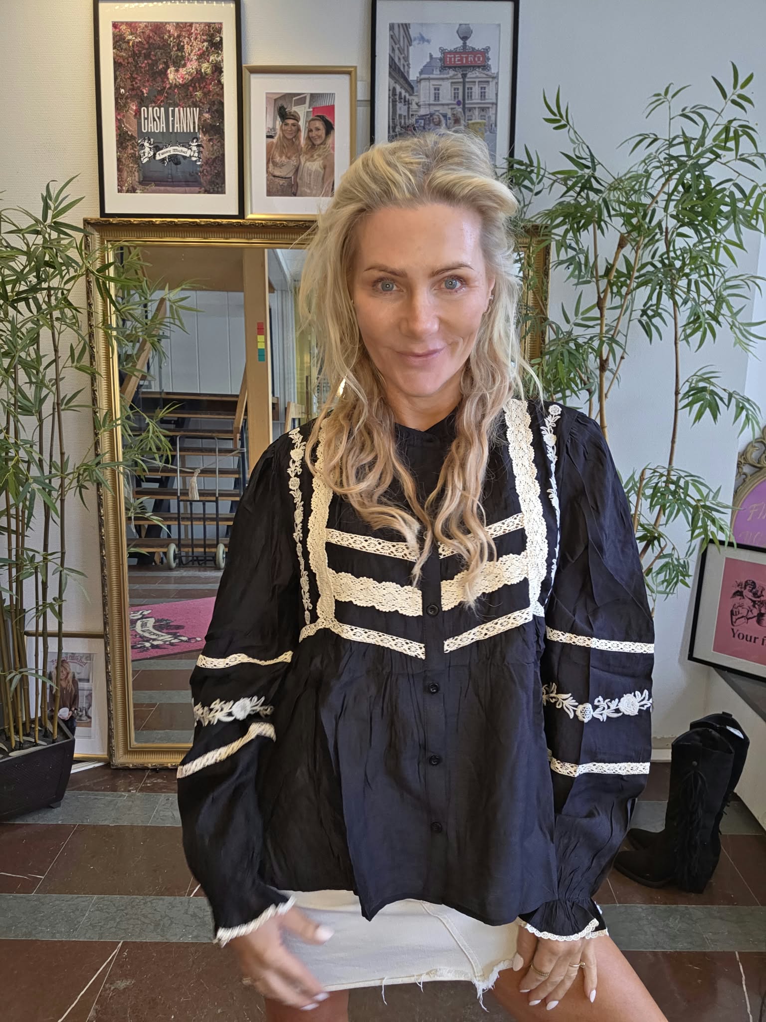 Blenda - Blus med spets- och brodyrdetaljer - Svart - Bild 5